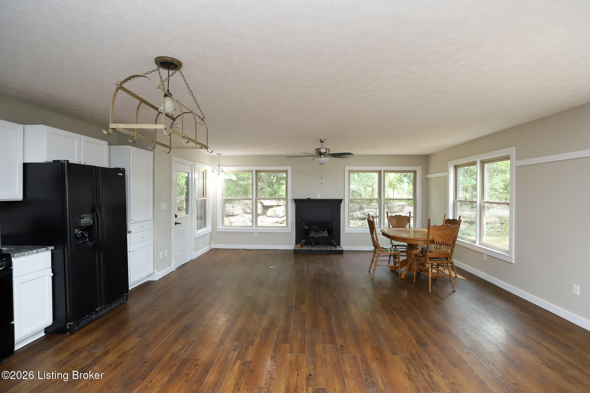 384 Schoolside Dr Property Photo 9