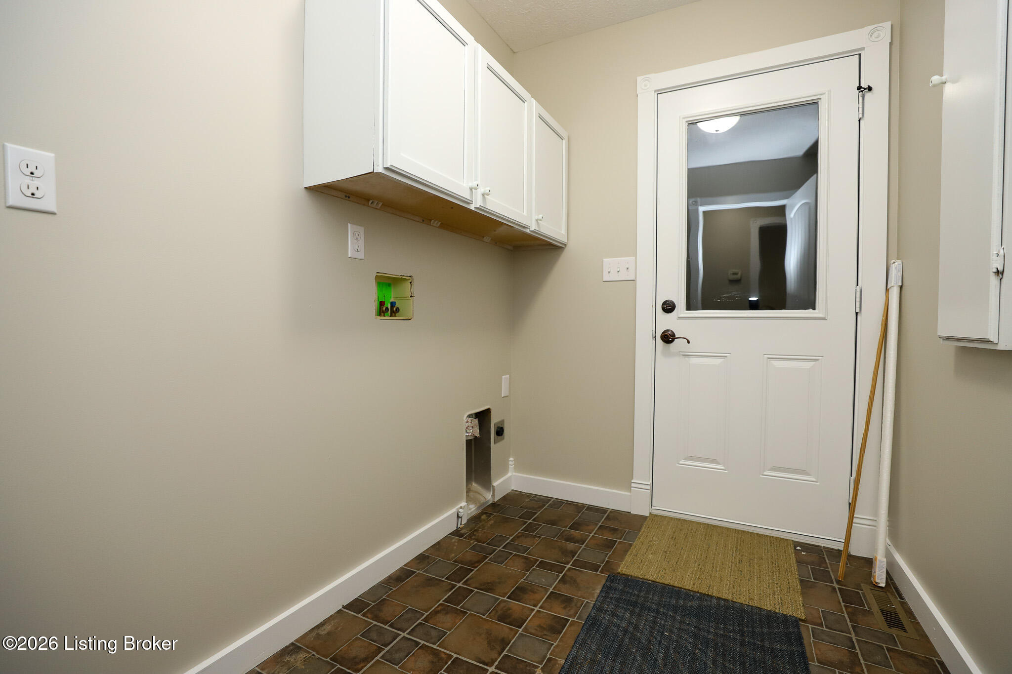 384 Schoolside Dr Property Photo 11