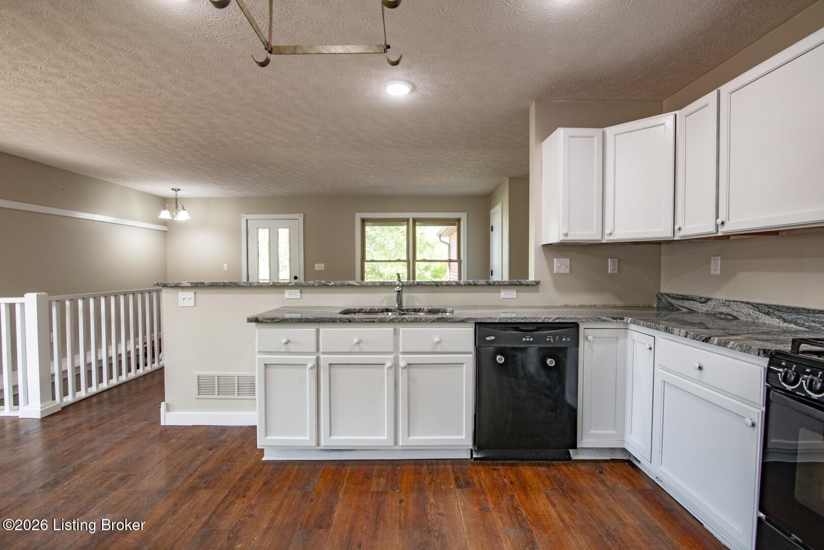 384 Schoolside Dr Property Photo 14