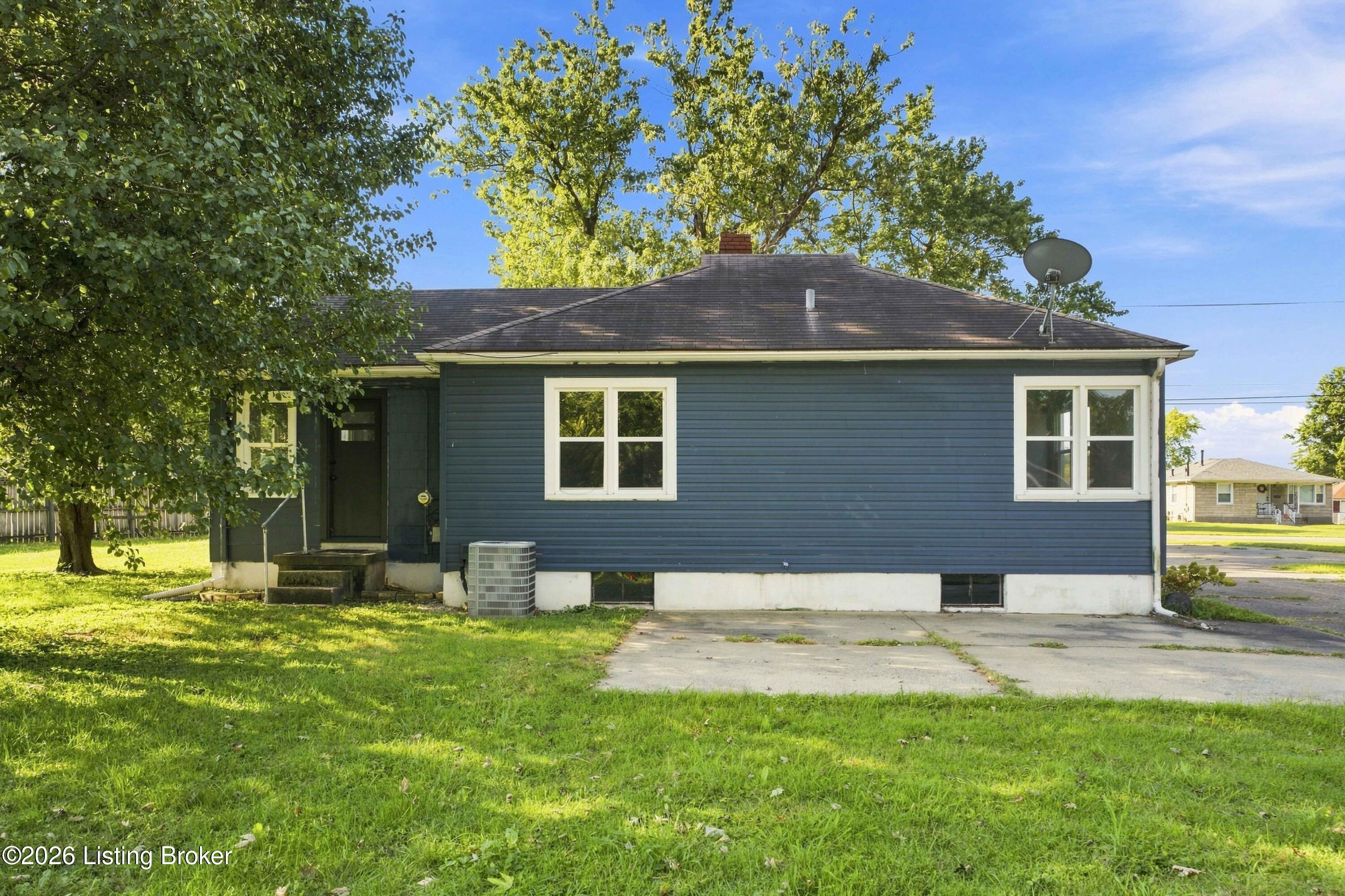 4933 W Pages Ln Property Photo 8