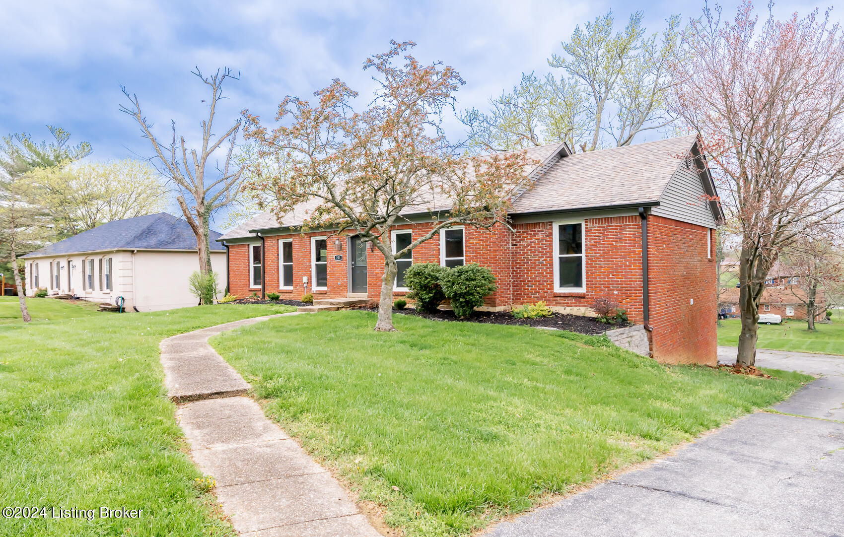 221 Hillview Dr Property Photo 3