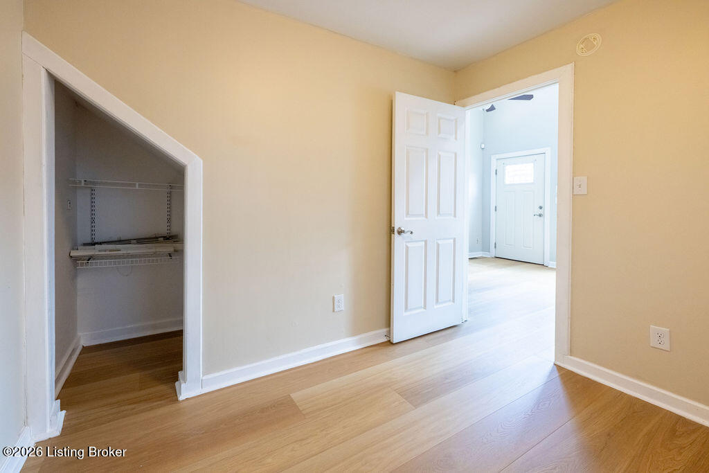 725 E Ormsby Ave Property Photo 4