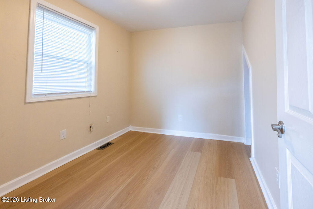 725 E Ormsby Ave Property Photo 5