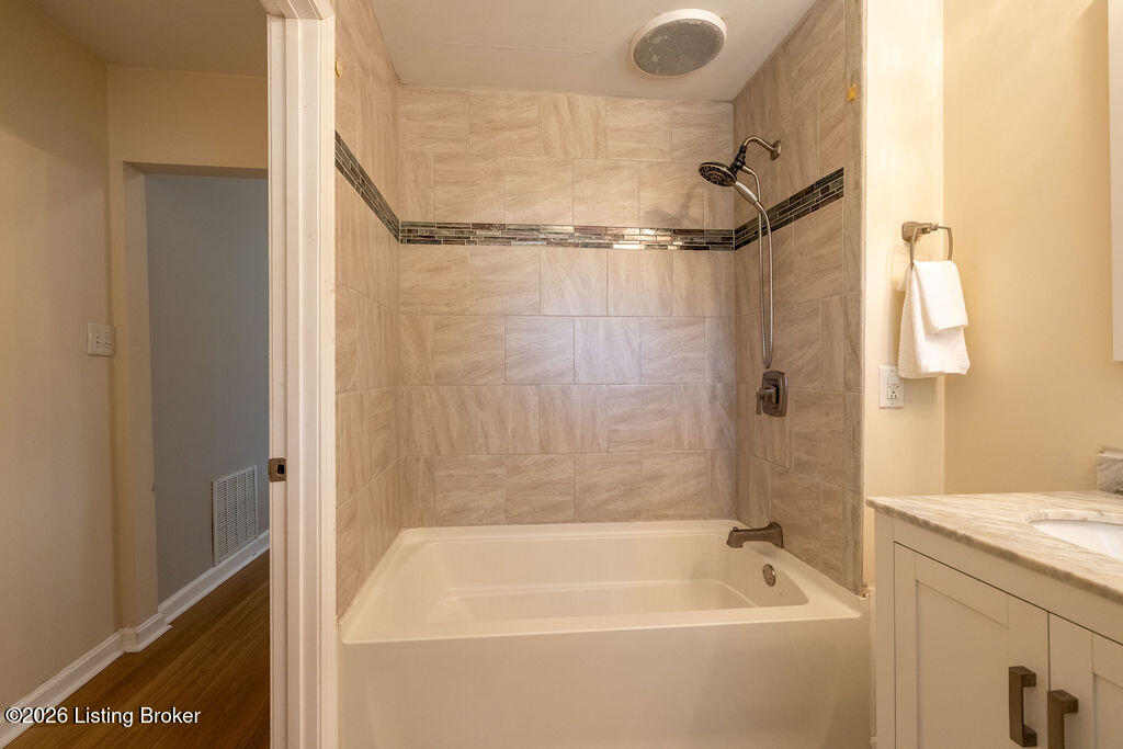 725 E Ormsby Ave Property Photo 9