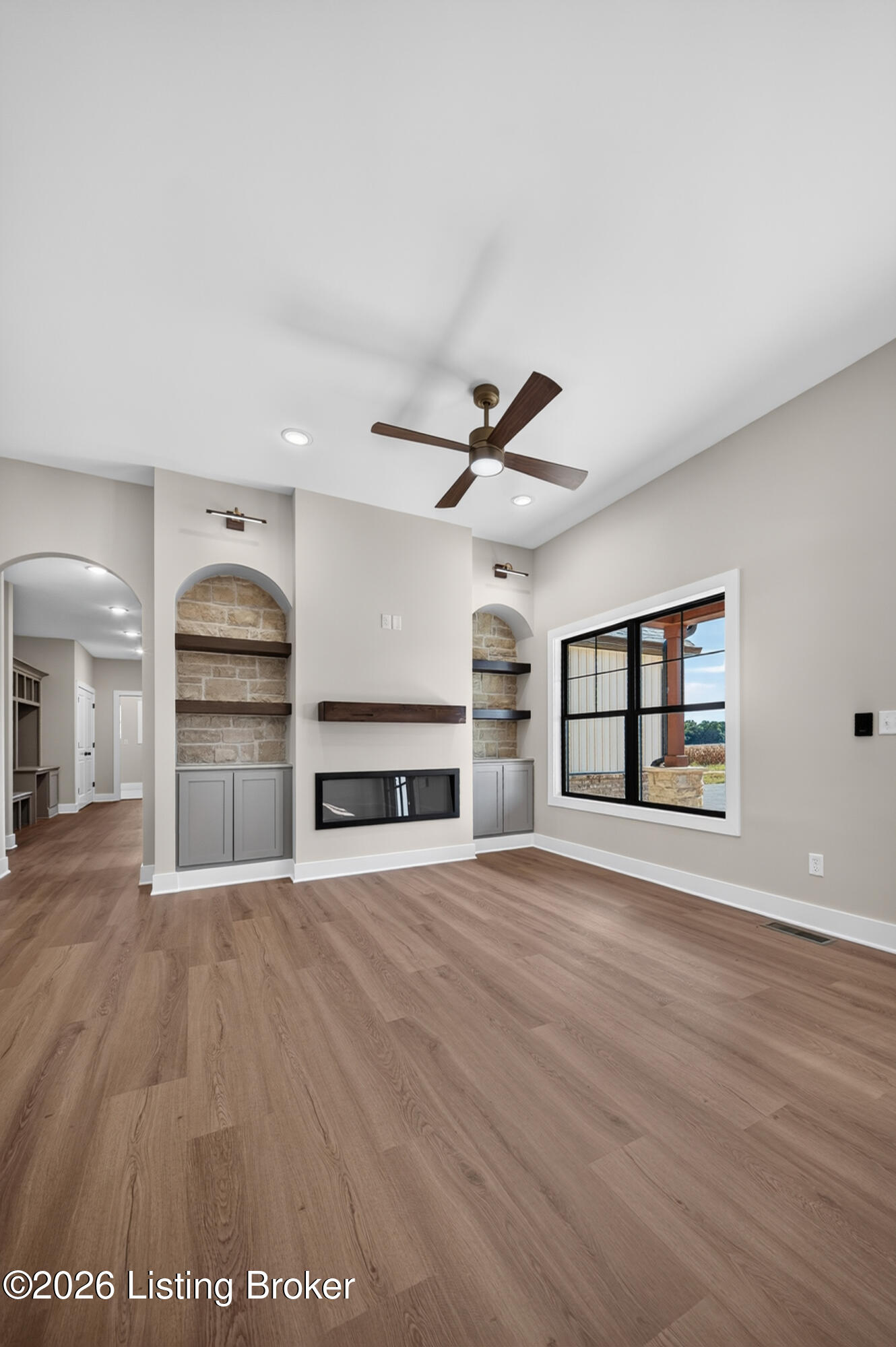 2492 Roundtop Rd Property Photo 4