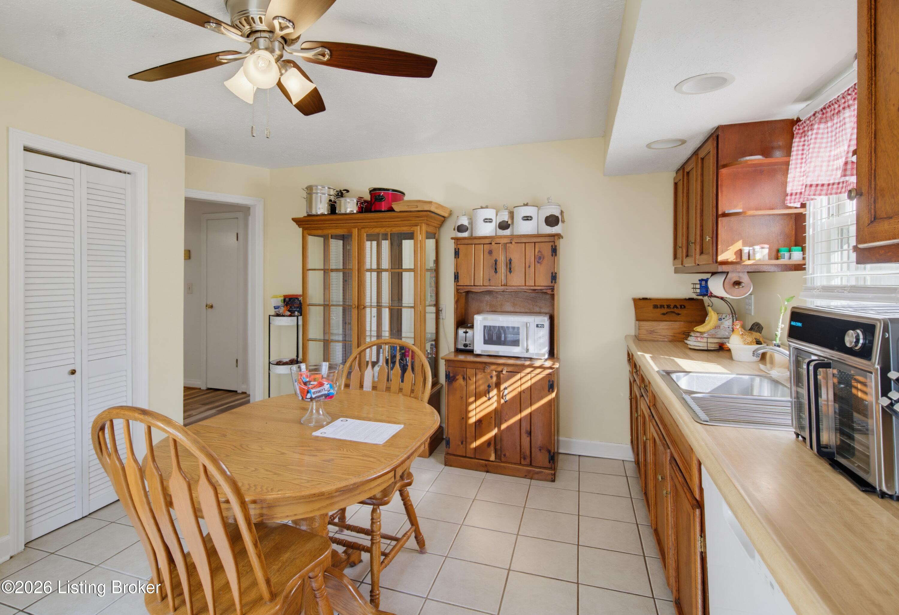 1102 Lone Oak Ave Property Photo 3