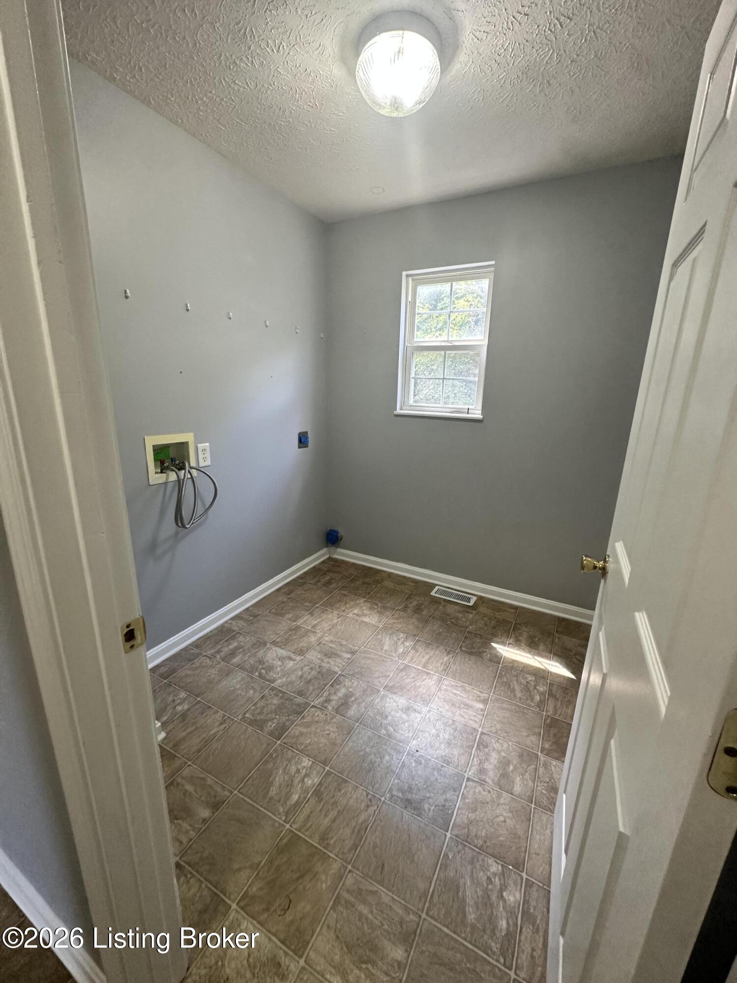 708 Clear Spring Ct Property Photo 17