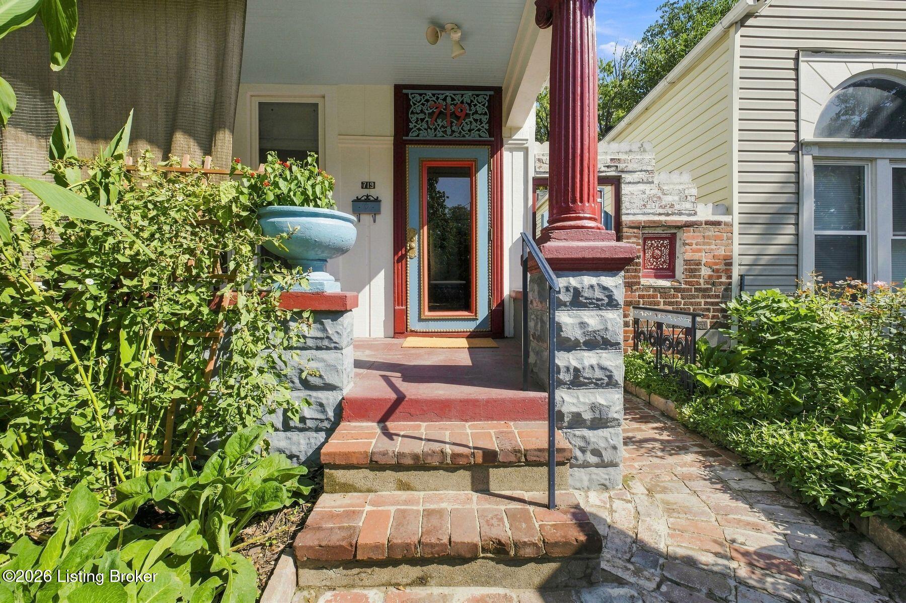 719 E Saint Catherine St Property Photo 2