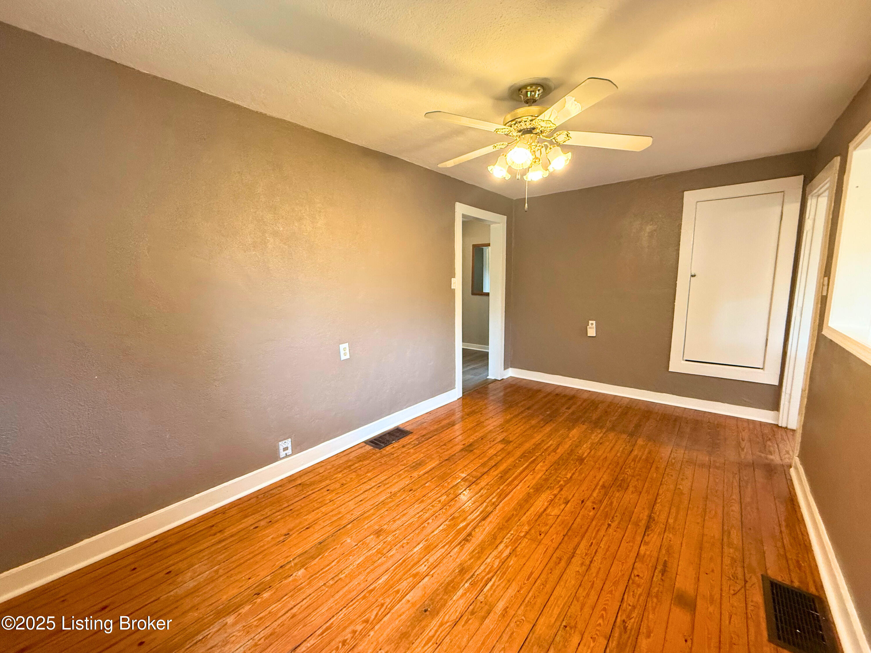 13714 S Blakely Ln B Property Photo 3