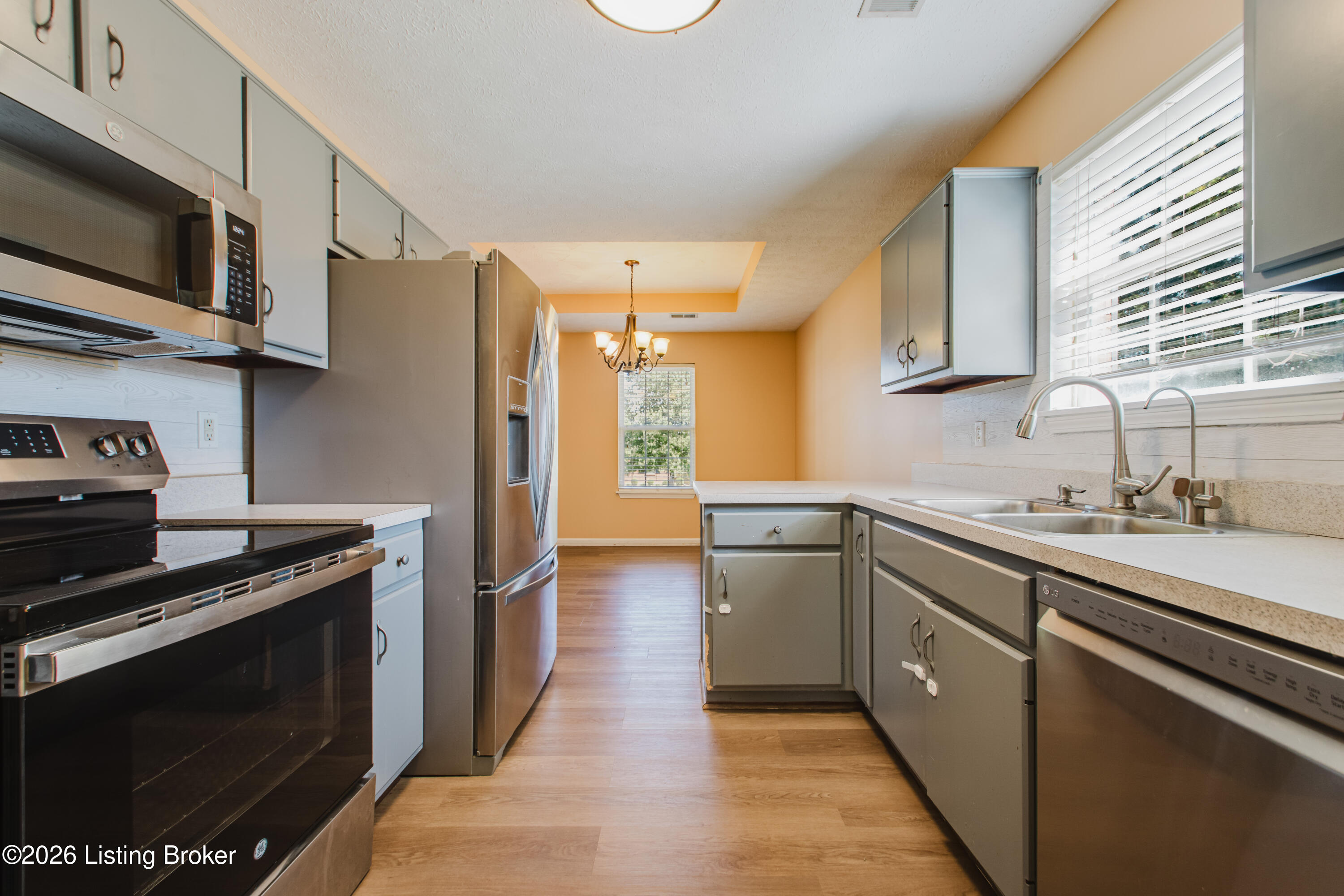 144 Glenview Dr Property Photo 4