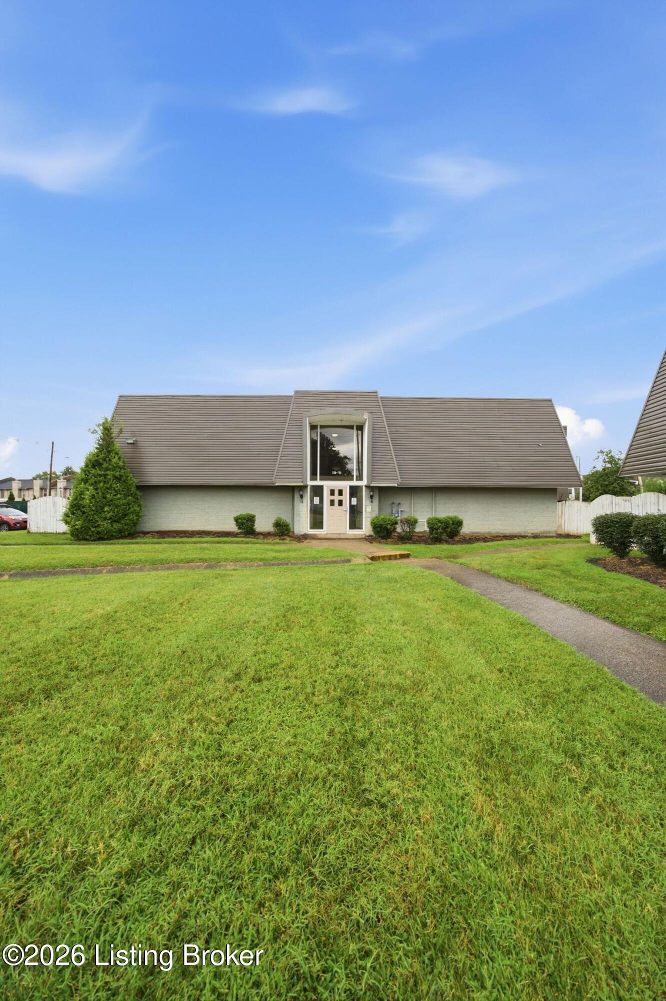 708 La Fontenay Ct Property Photo 2