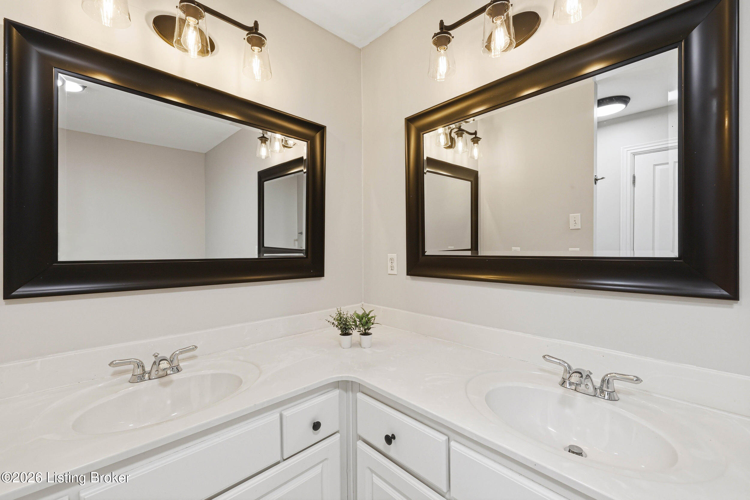 4003 Landherr Dr Property Photo 35