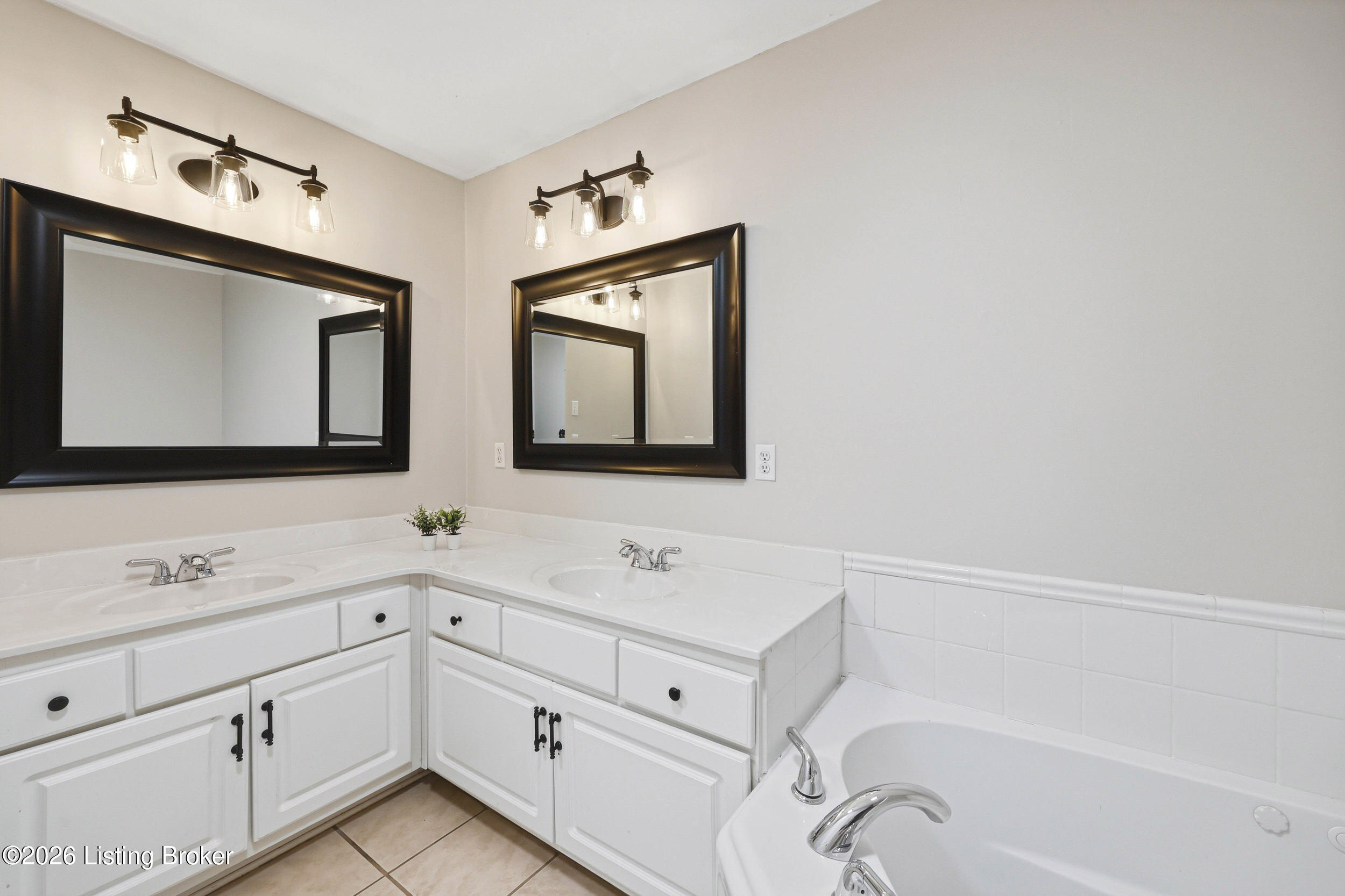 4003 Landherr Dr Property Photo 36