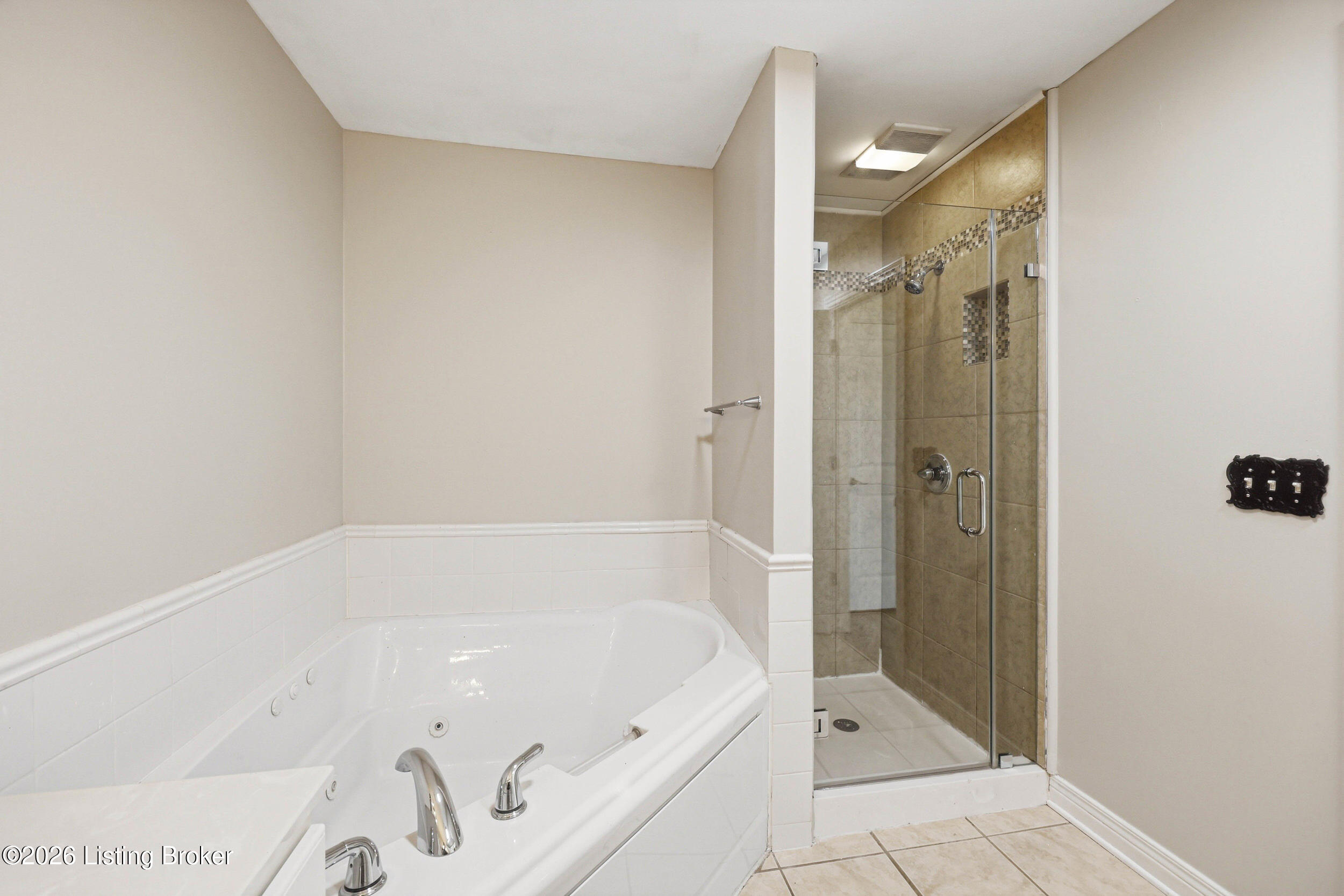 4003 Landherr Dr Property Photo 38