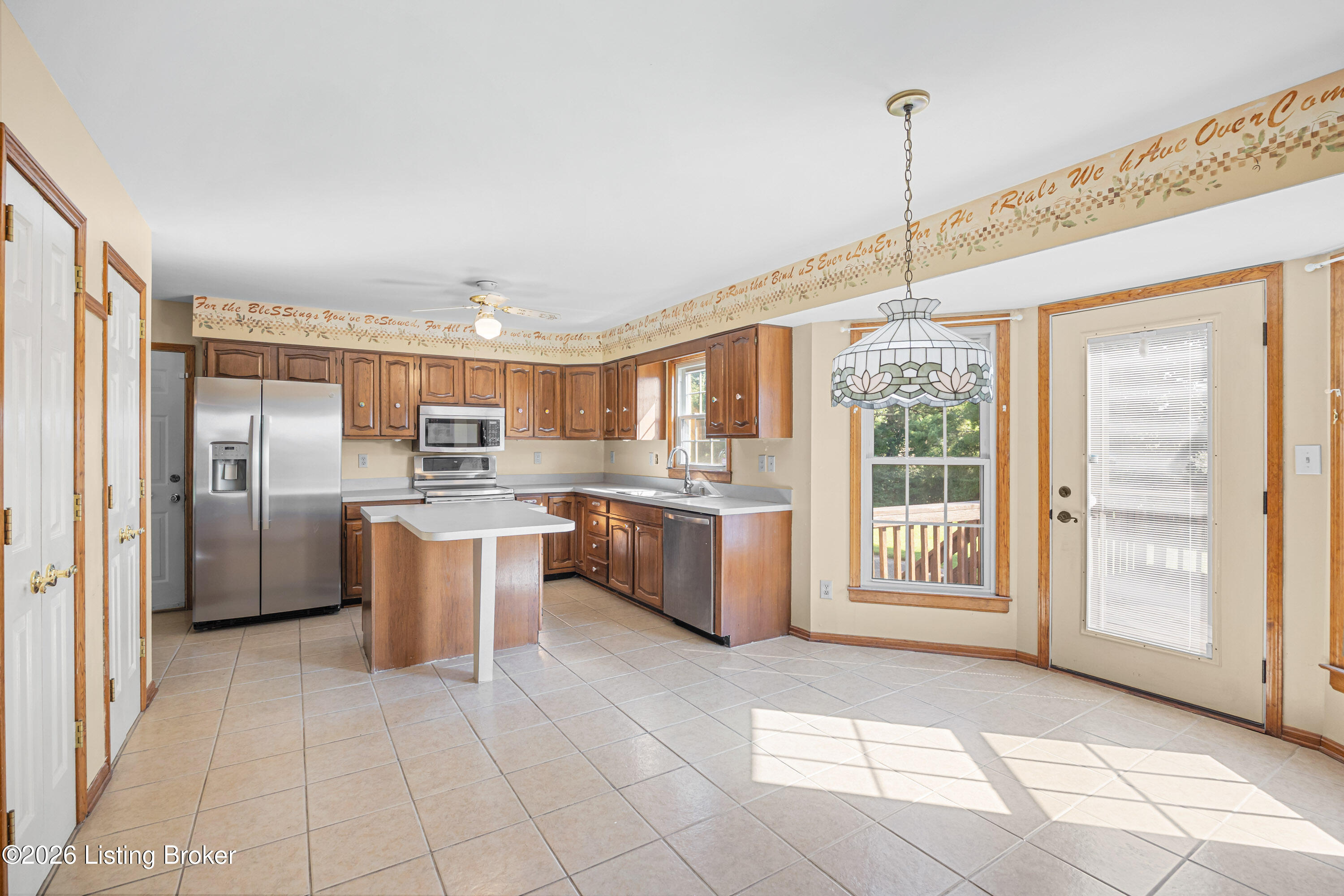 3905 Deer Lake Ct Property Photo 5