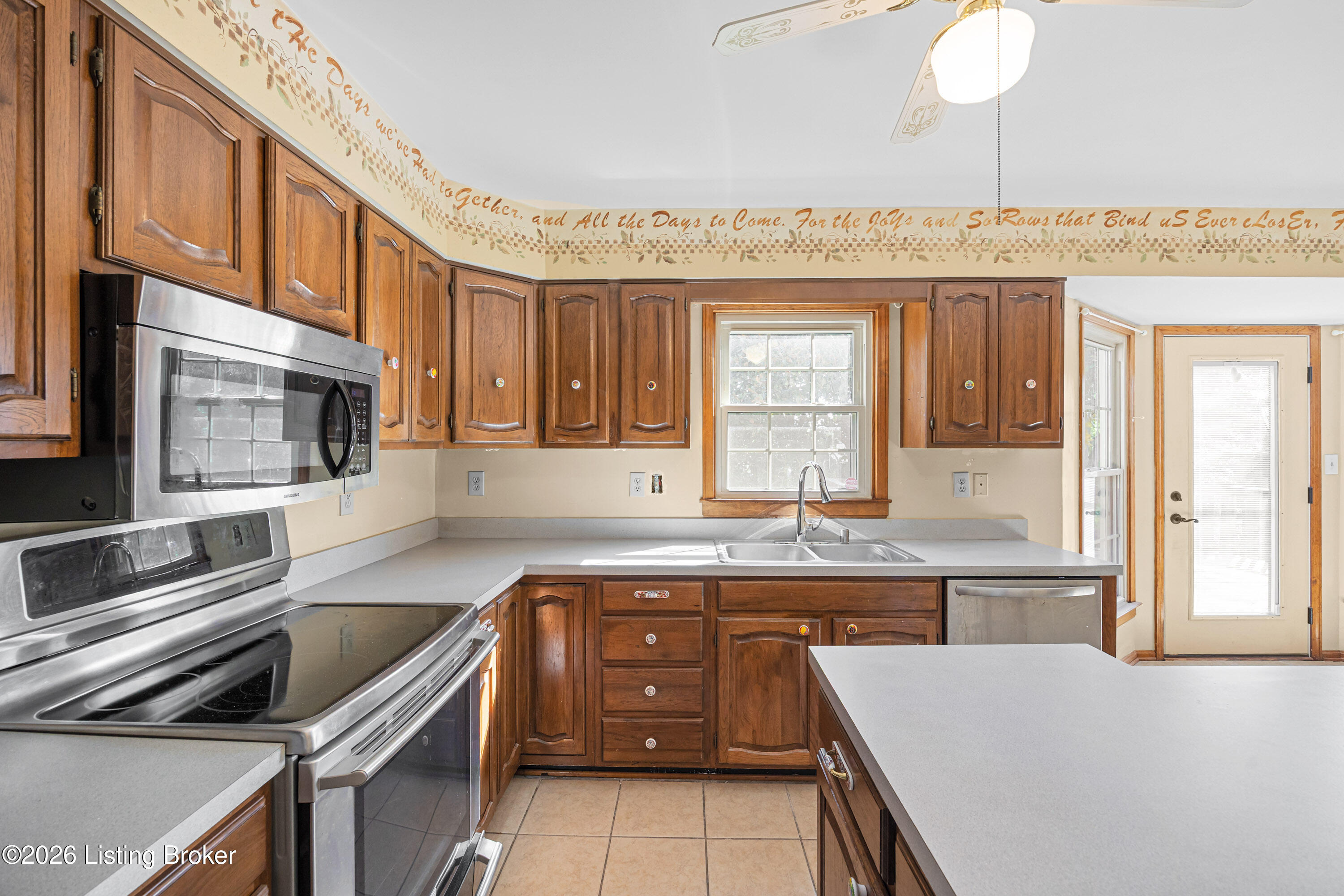 3905 Deer Lake Ct Property Photo 7