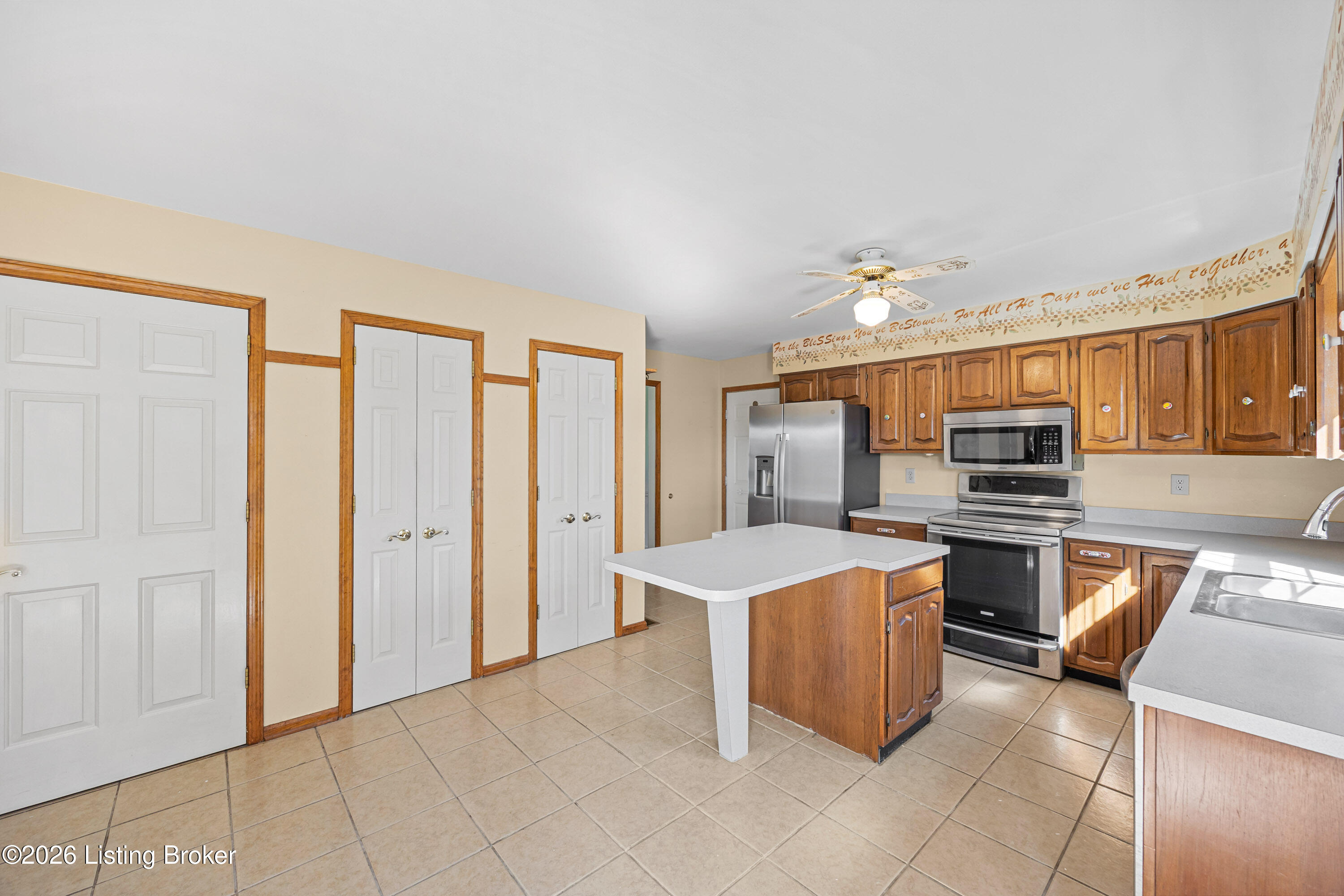 3905 Deer Lake Ct Property Photo 8