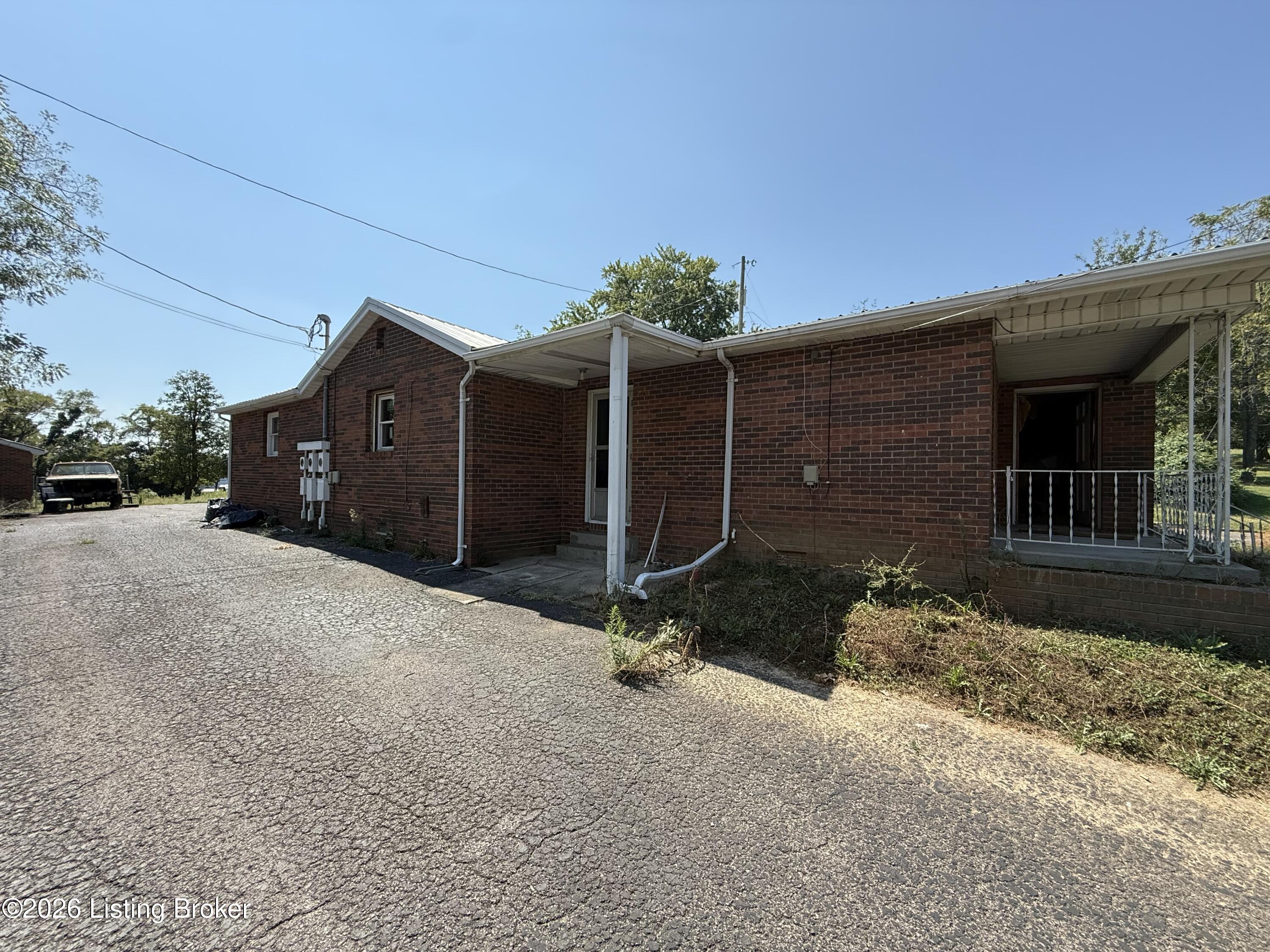 552 W Elm Rd Property Photo 1