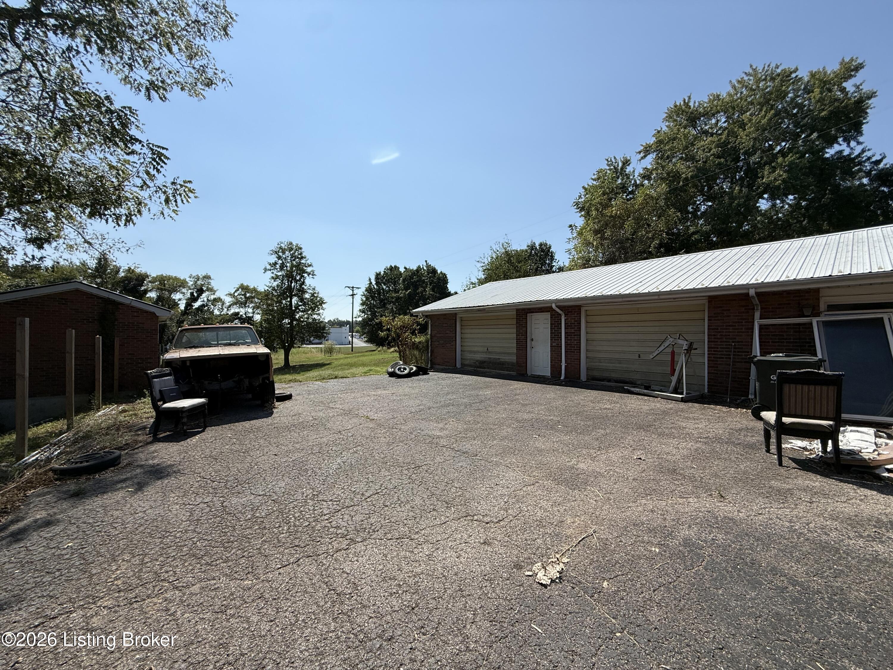 552 W Elm Rd Property Photo 2