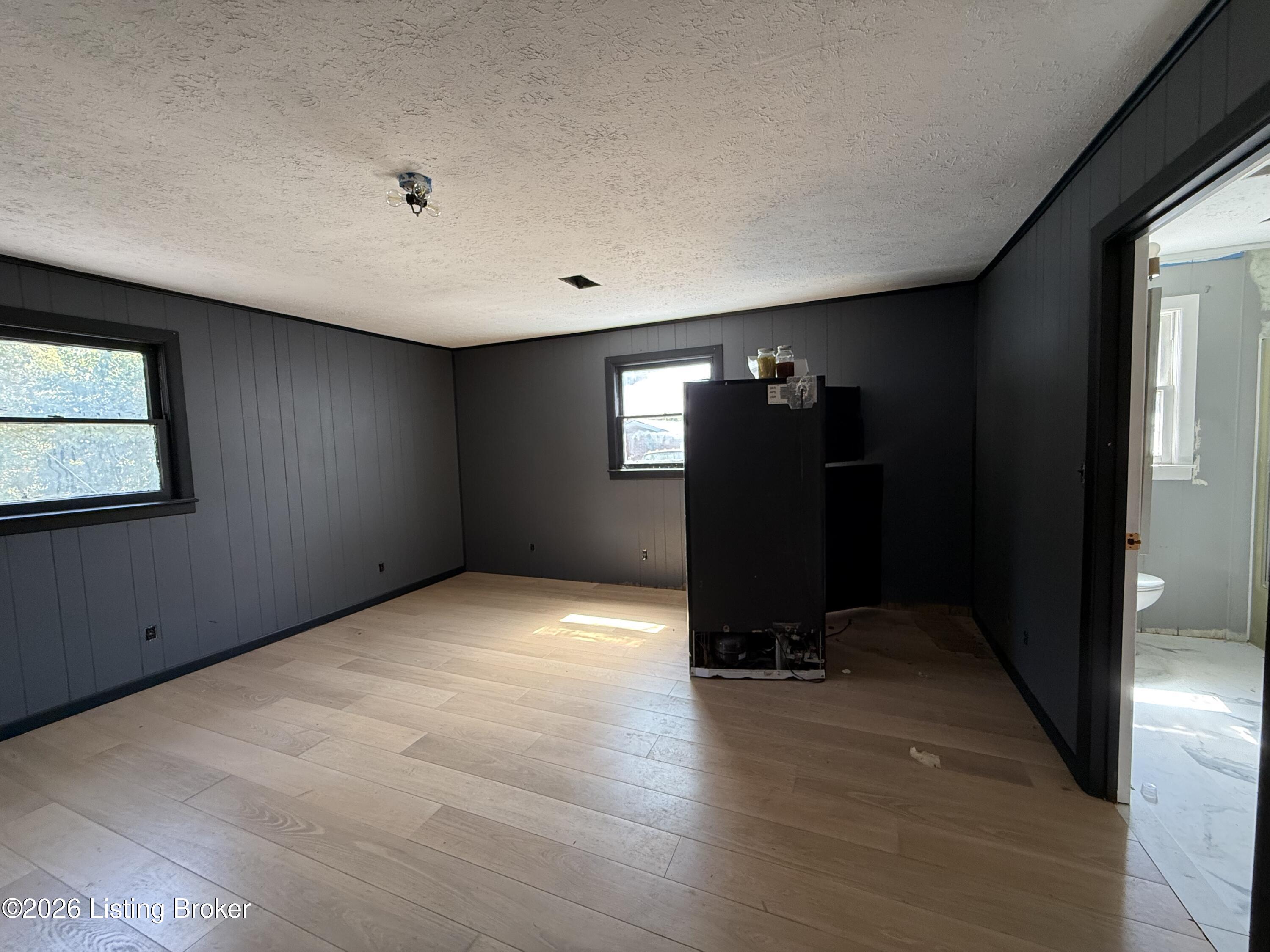 552 W Elm Rd Property Photo 4