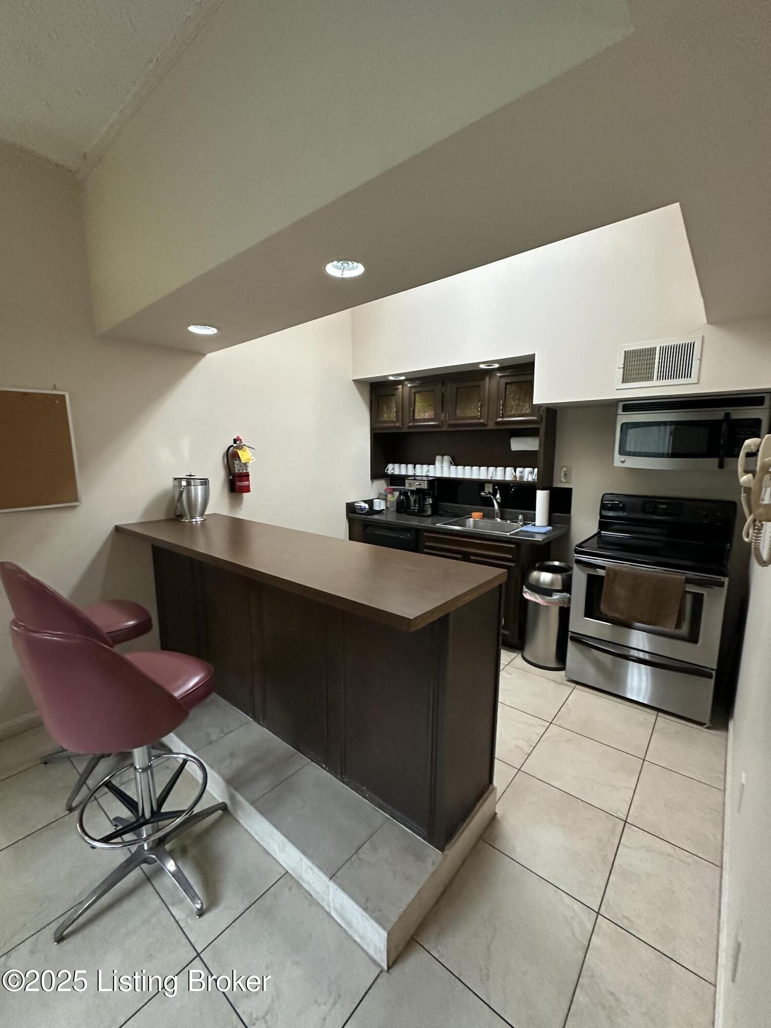 740 Zorn Ave 3f Property Photo 41