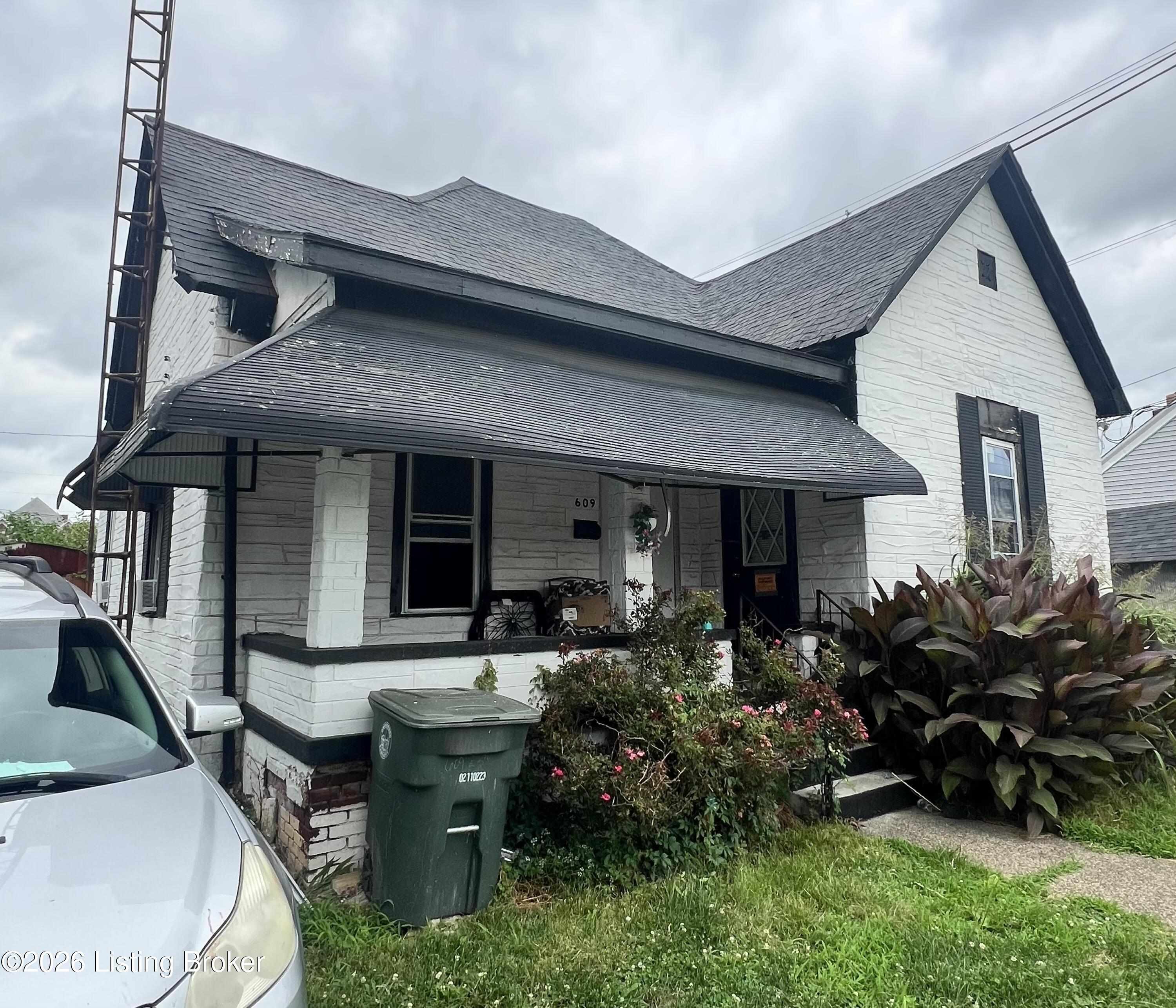 609 E 5th St Property Photo 1