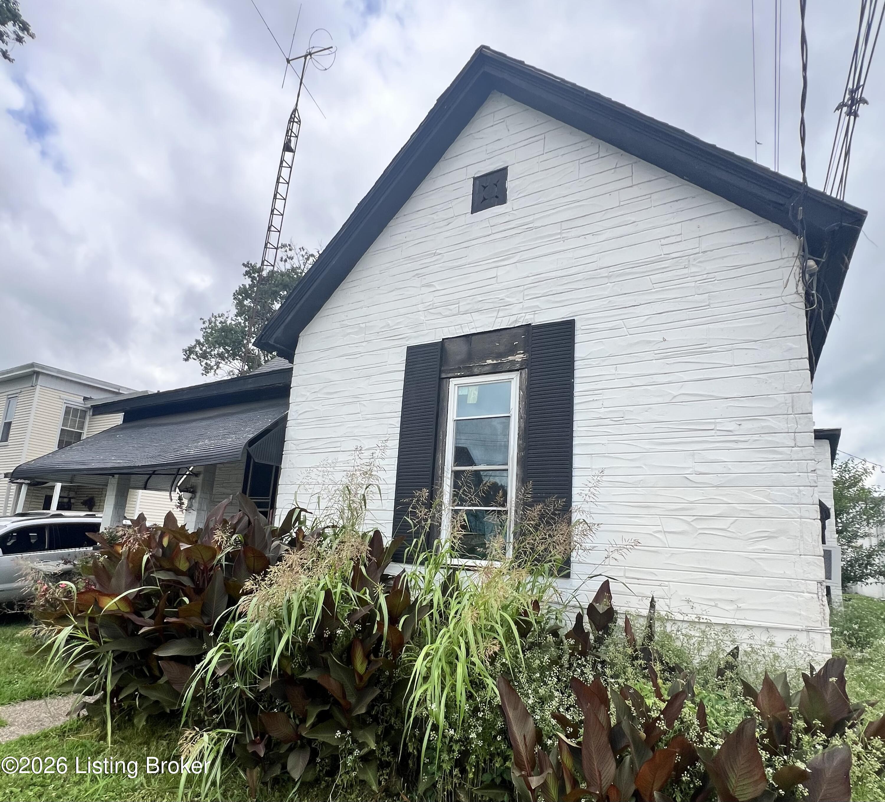 609 E 5th St Property Photo 15