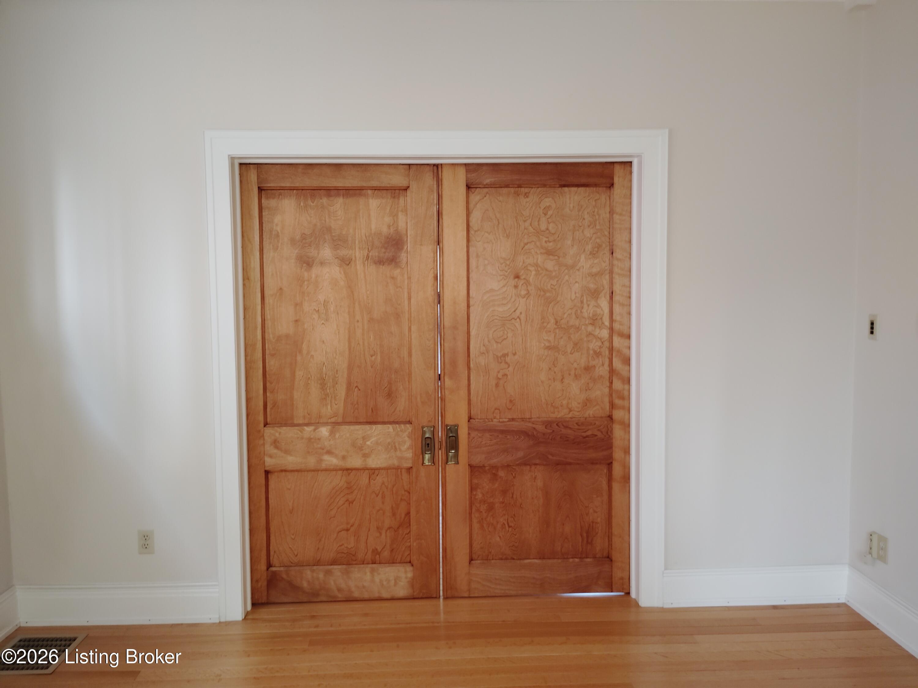 2108 Edgeland Ave Property Photo 8