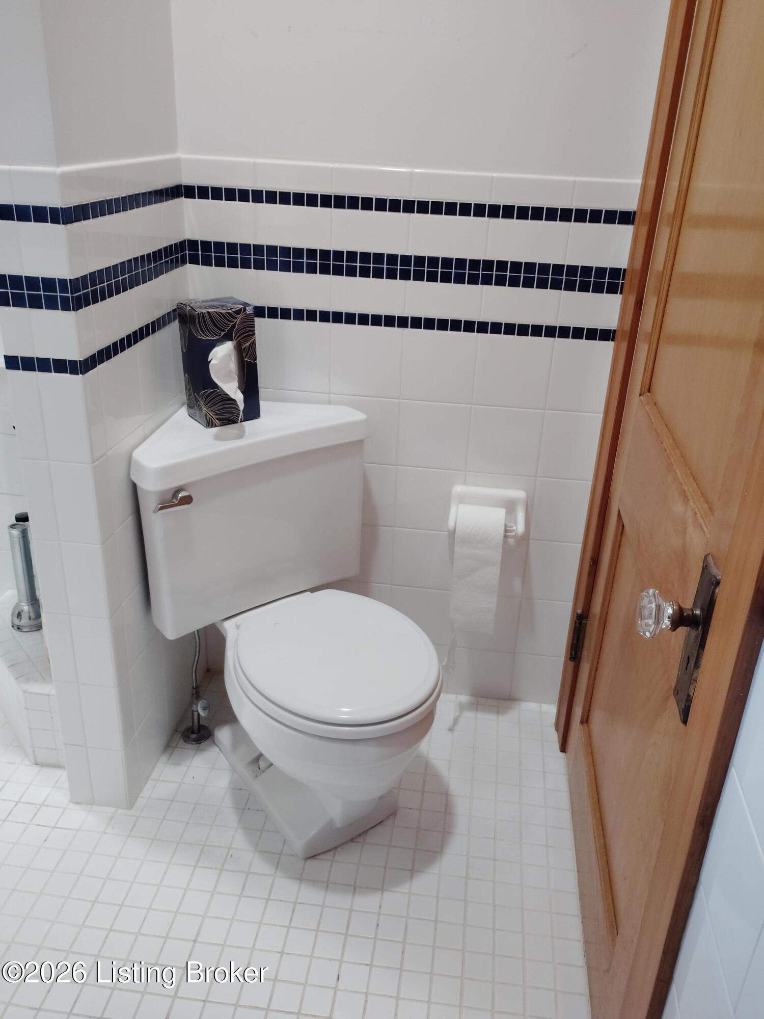 2108 Edgeland Ave Property Photo 17