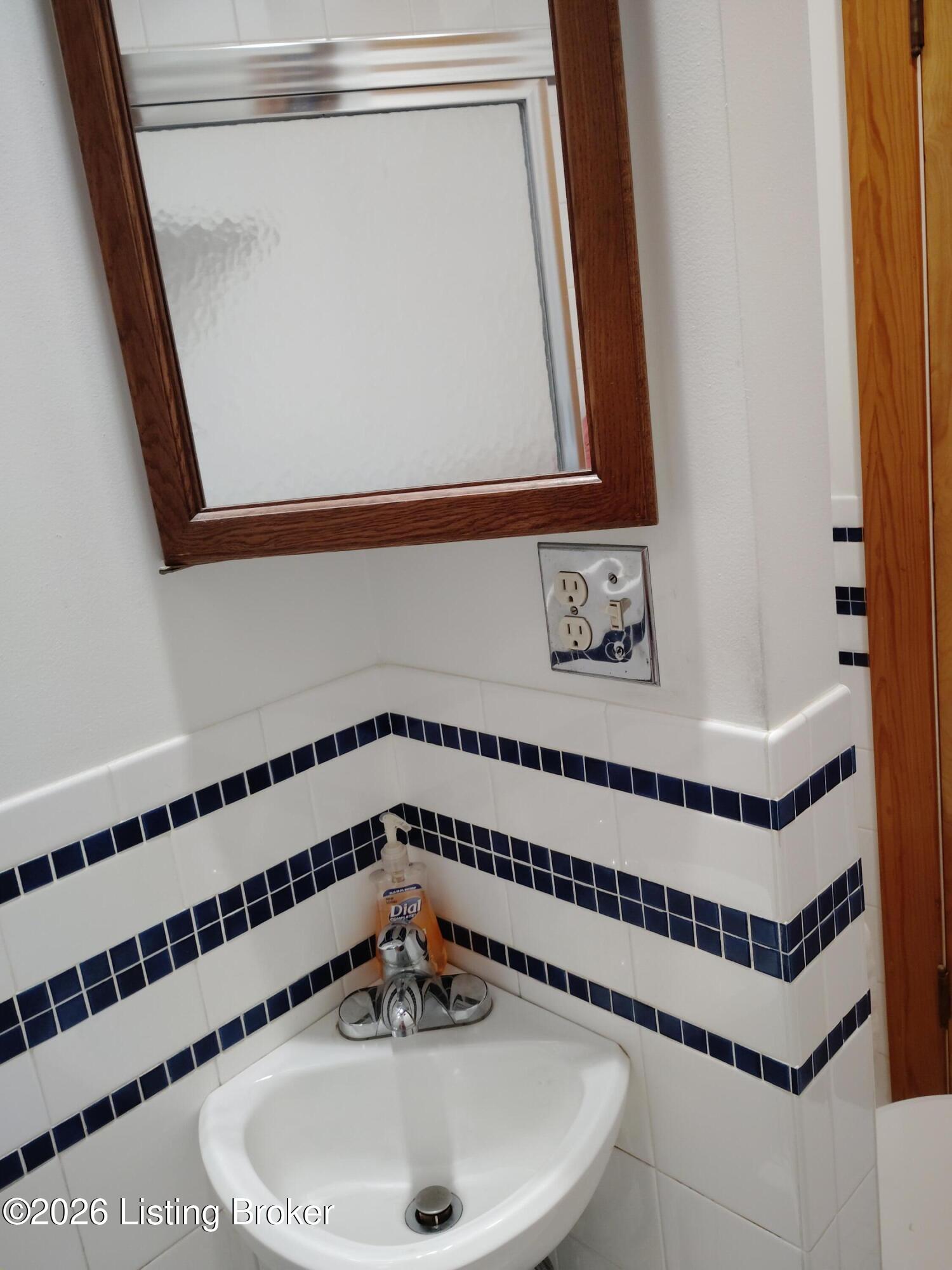 2108 Edgeland Ave Property Photo 18