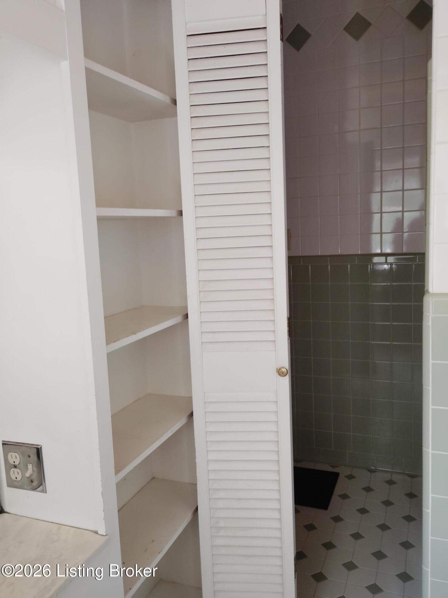 2108 Edgeland Ave Property Photo 28