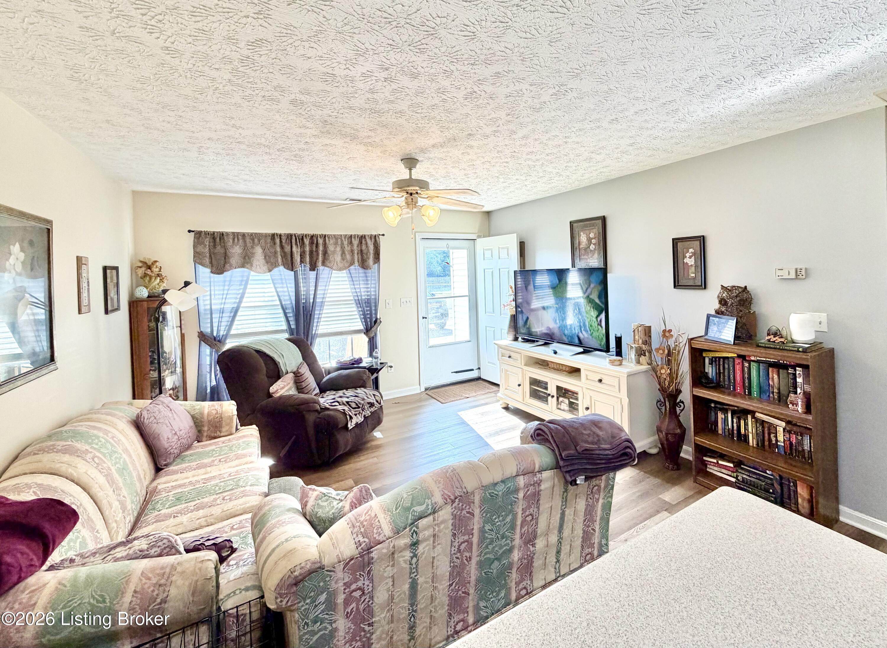 111 Clover Ct Property Photo 3