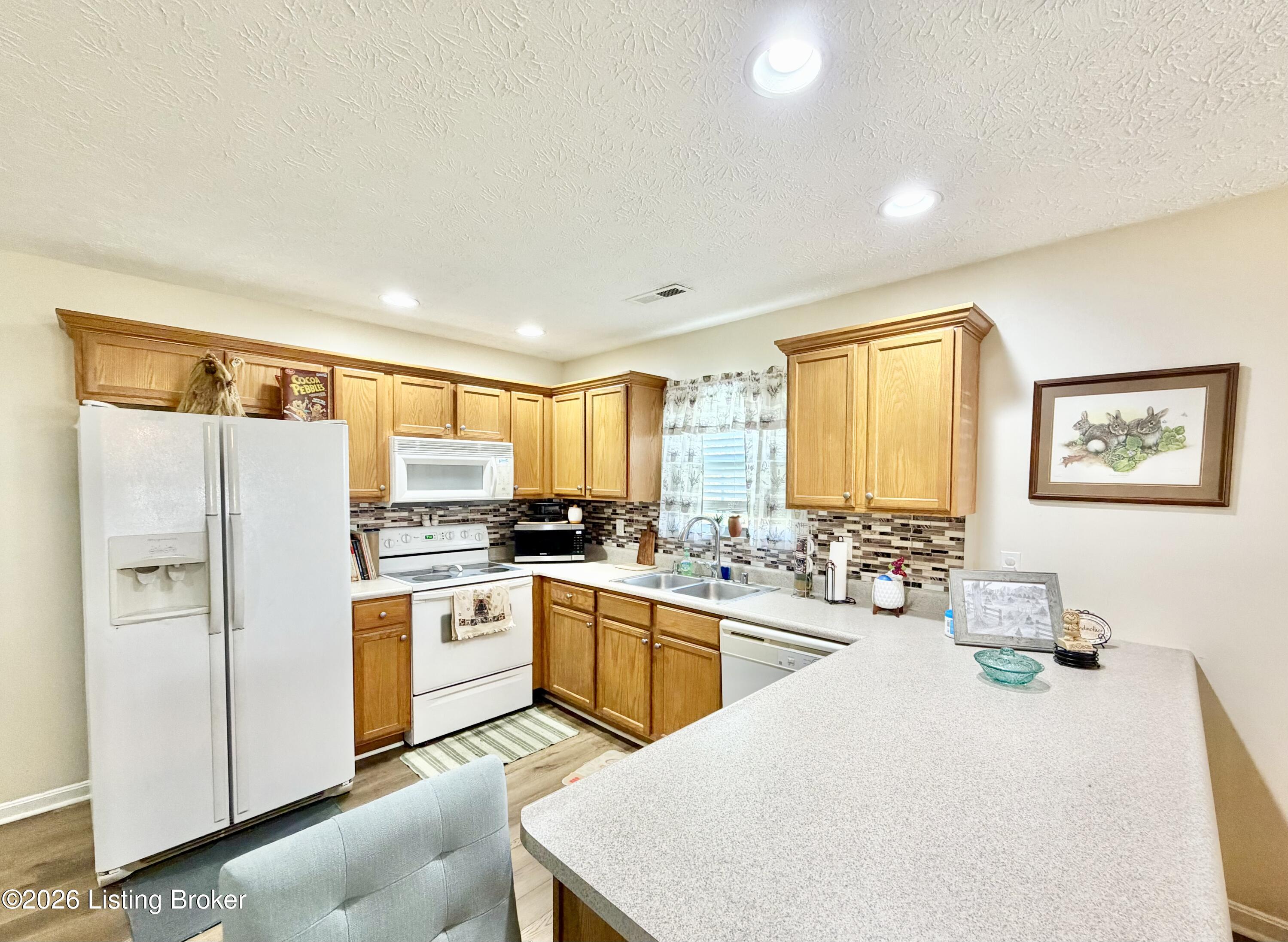 111 Clover Ct Property Photo 5