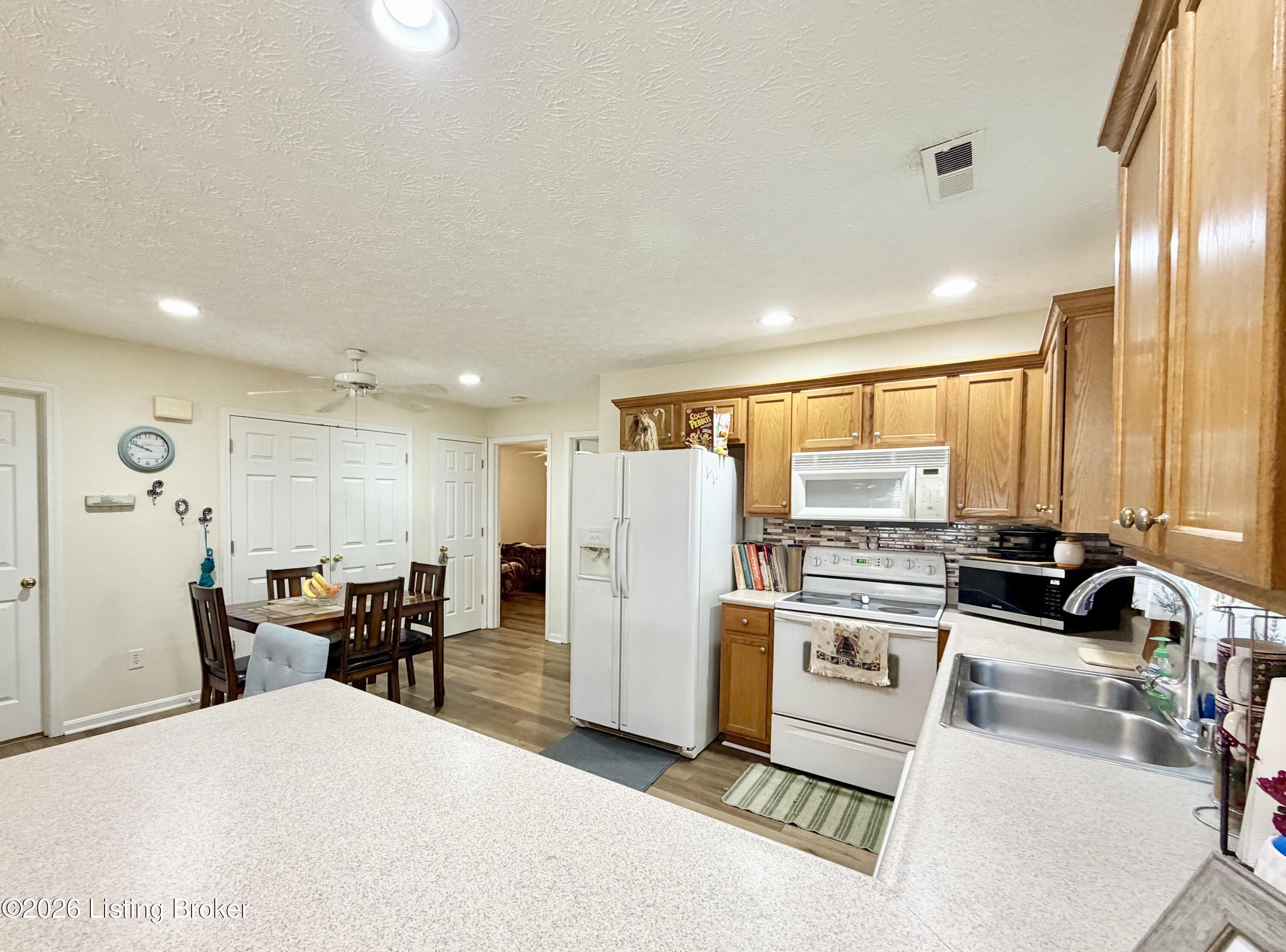 111 Clover Ct Property Photo 6