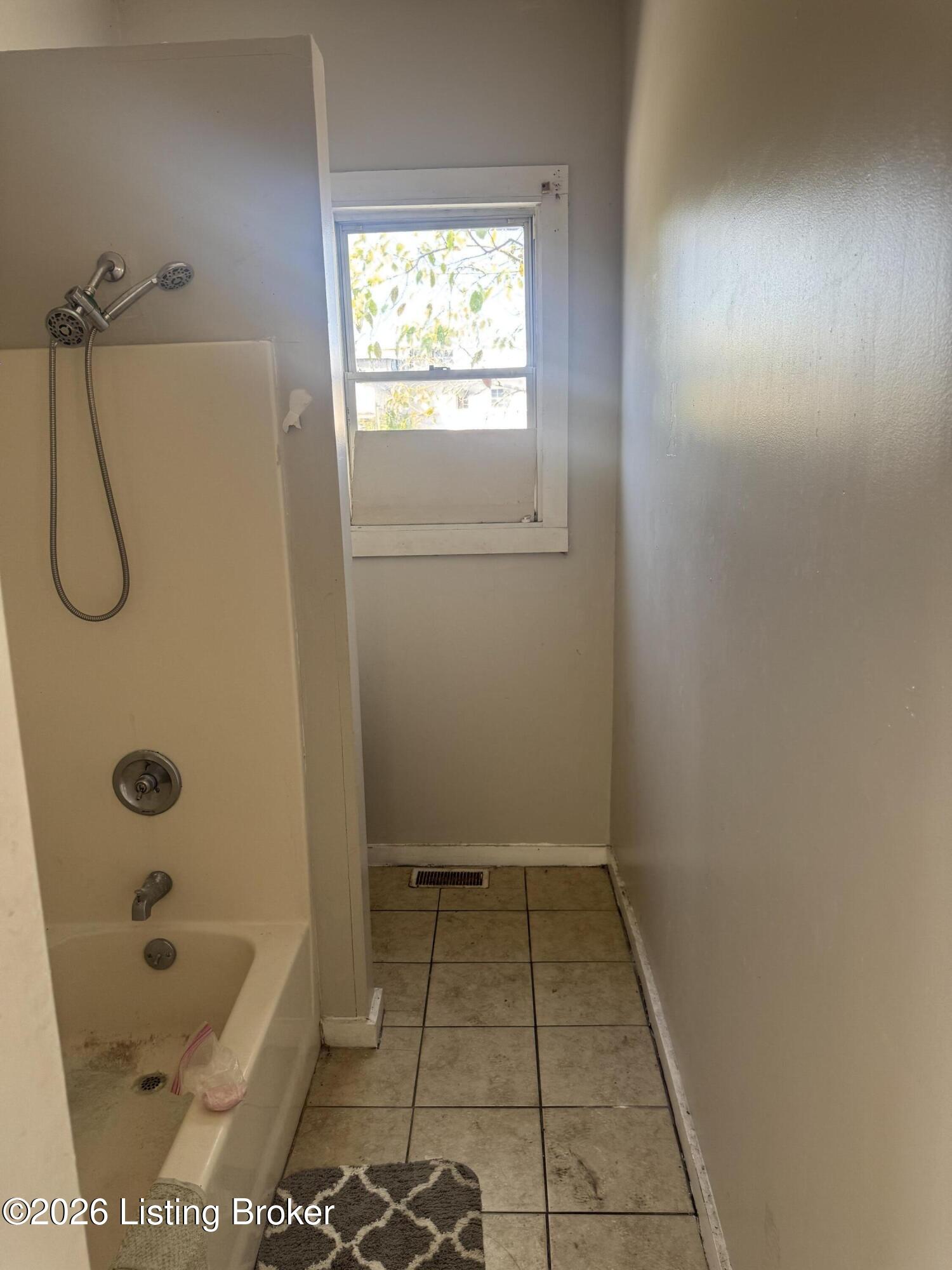 2515 Howard St Property Photo 5