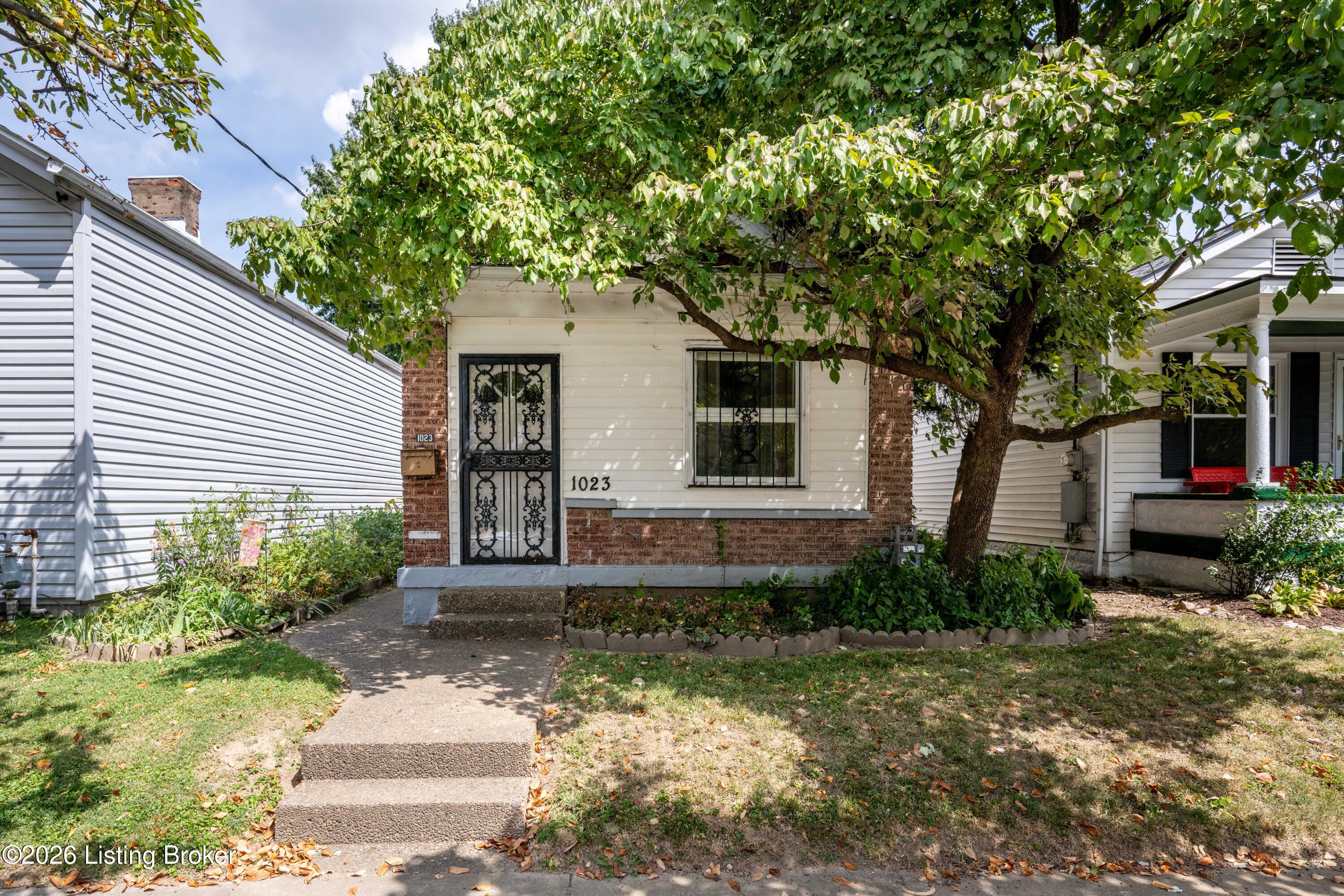 1023 E Burnett Ave Property Photo 1