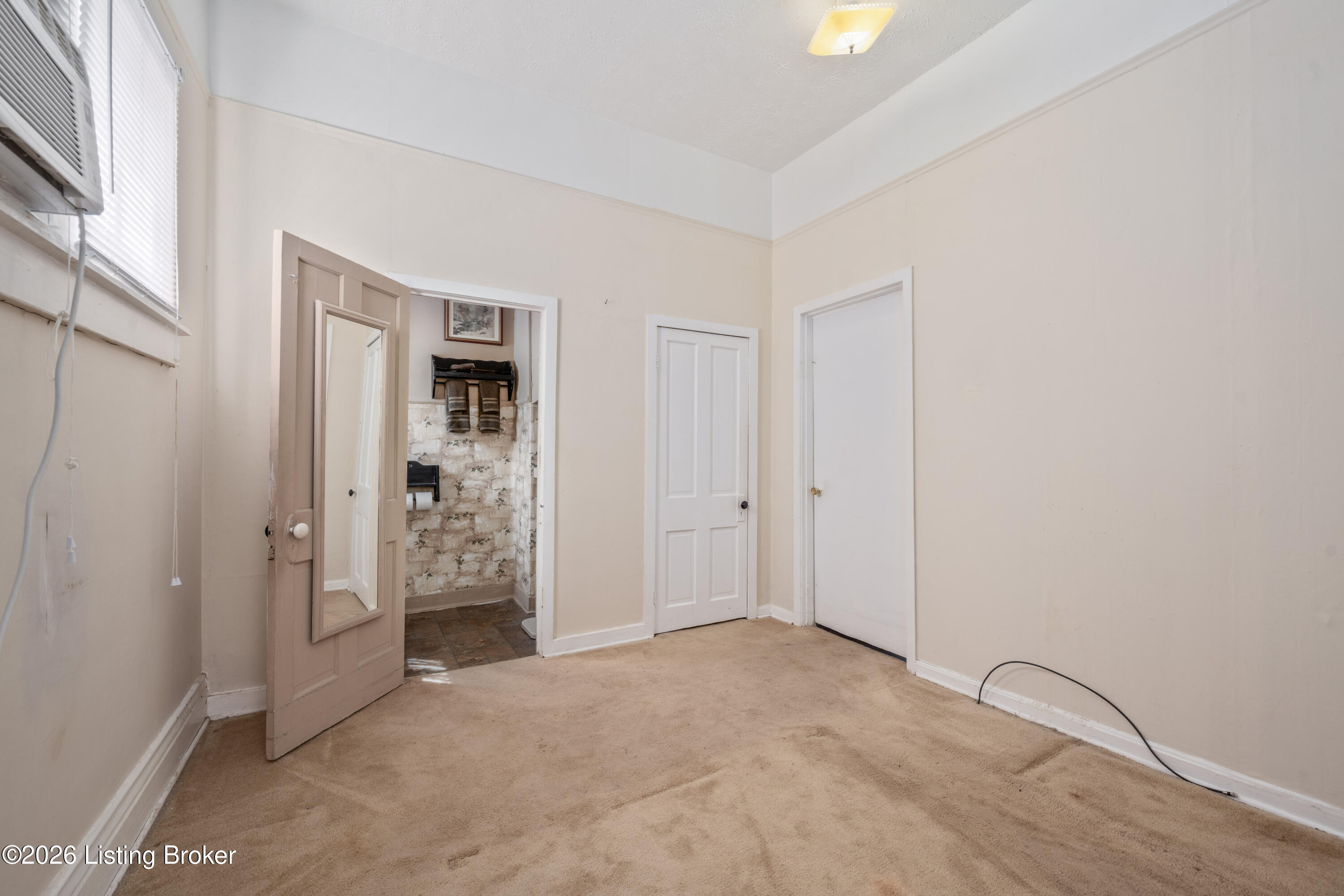 1023 E Burnett Ave Property Photo 21