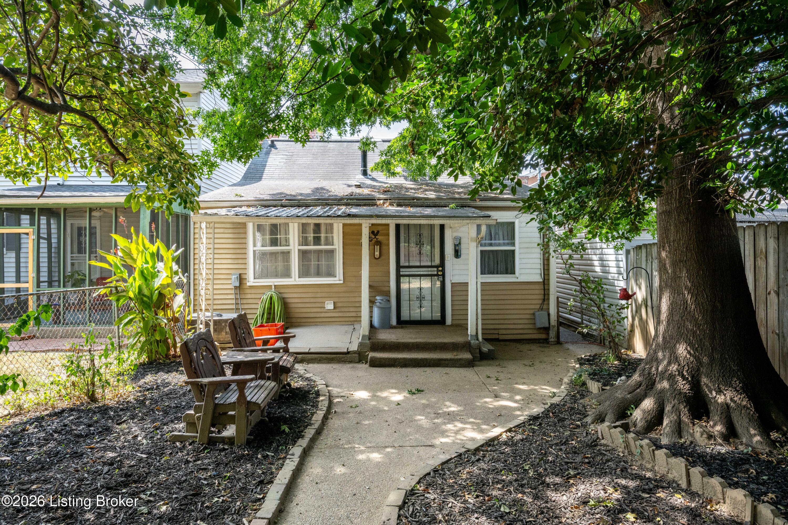 1023 E Burnett Ave Property Photo 28