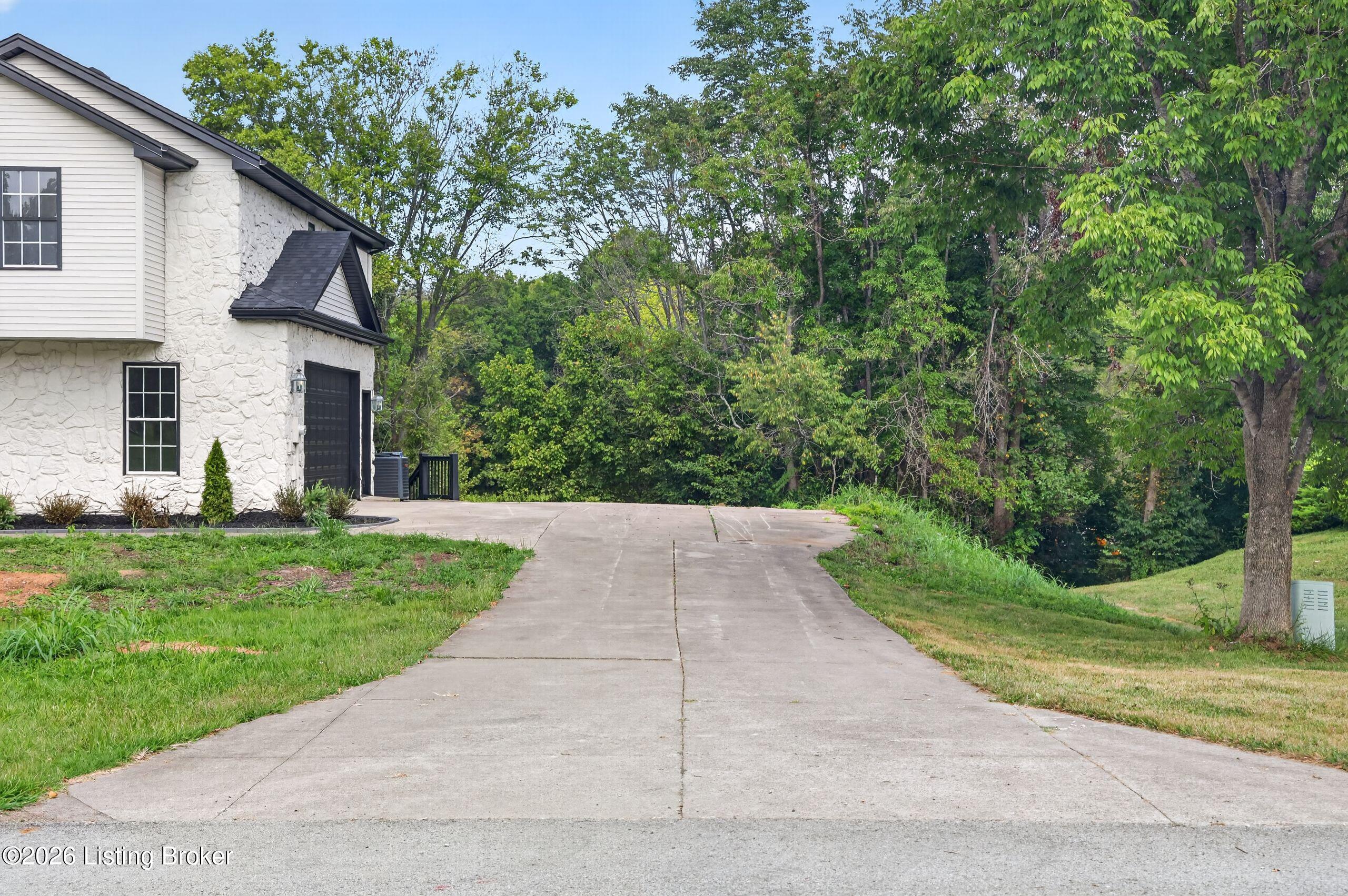 3815 Carriage Pointe Dr Property Photo 4