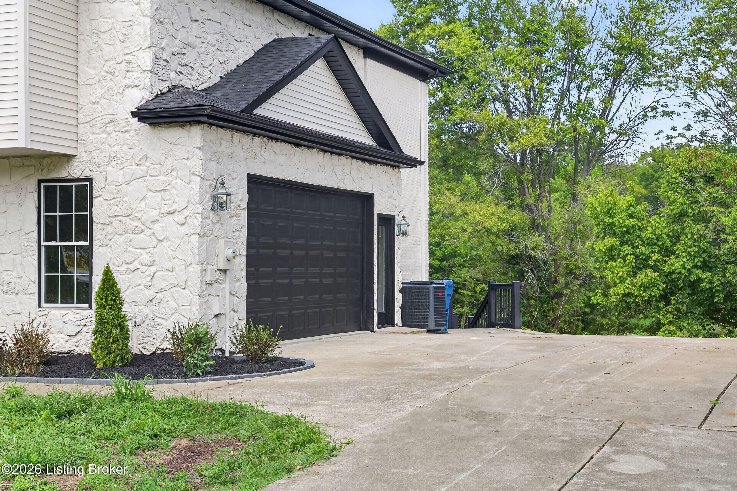 3815 Carriage Pointe Dr Property Photo 5