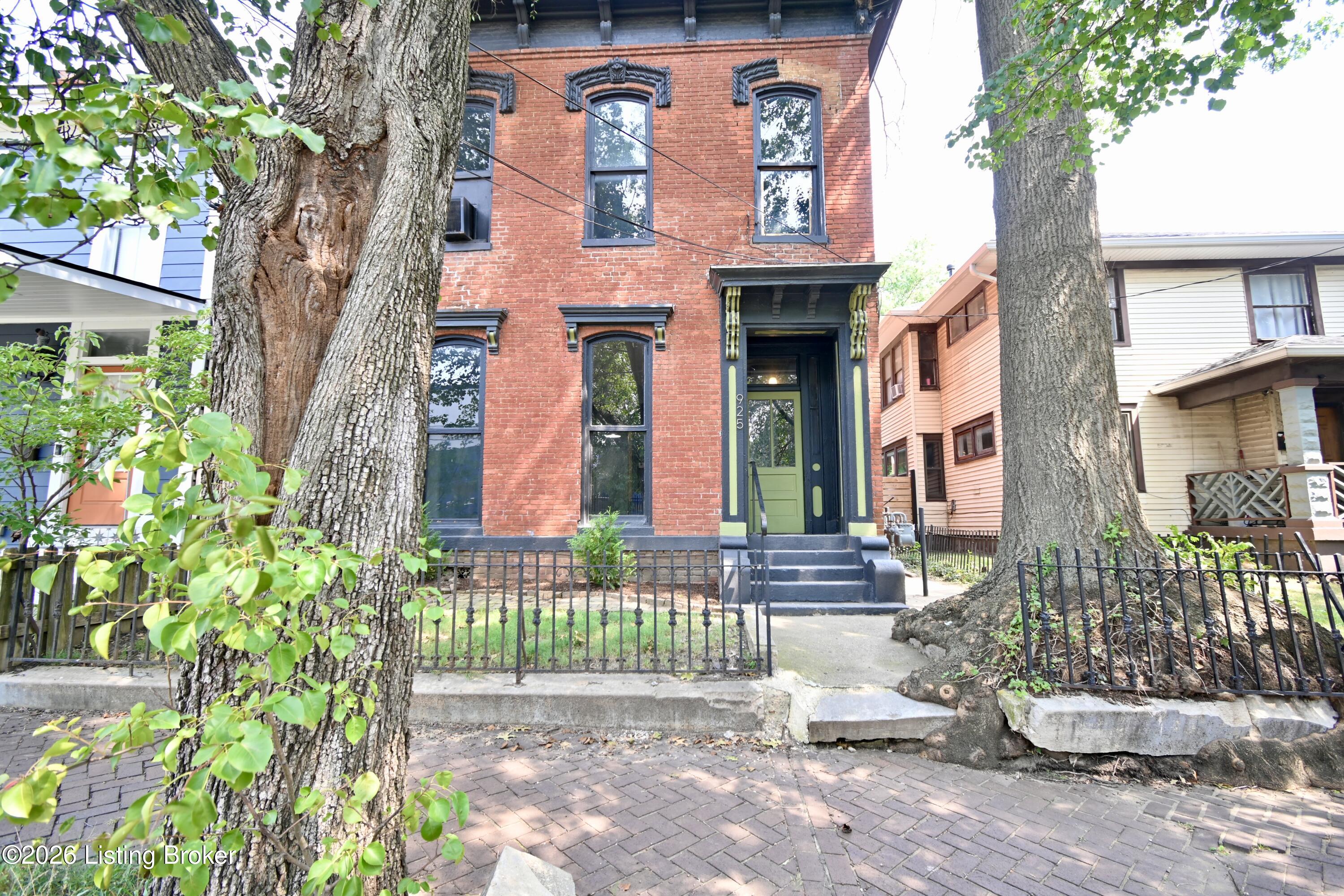 925 E Washington St Property Photo 1