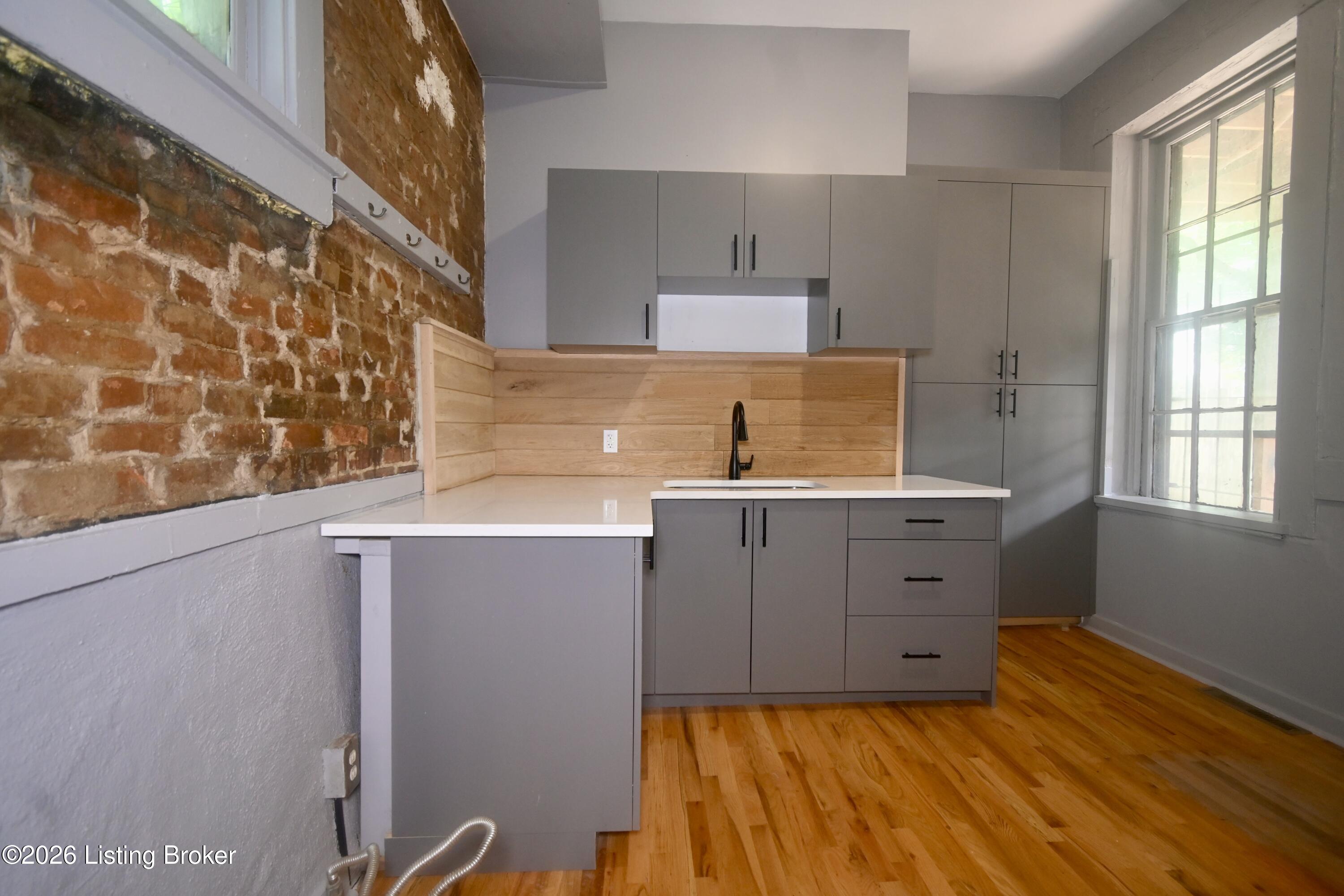 925 E Washington St Property Photo 3