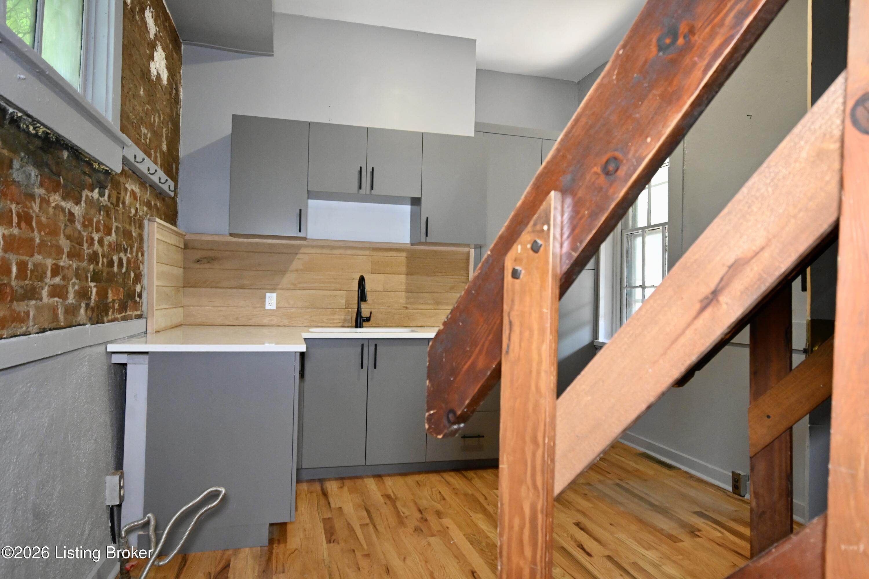 925 E Washington St Property Photo 4