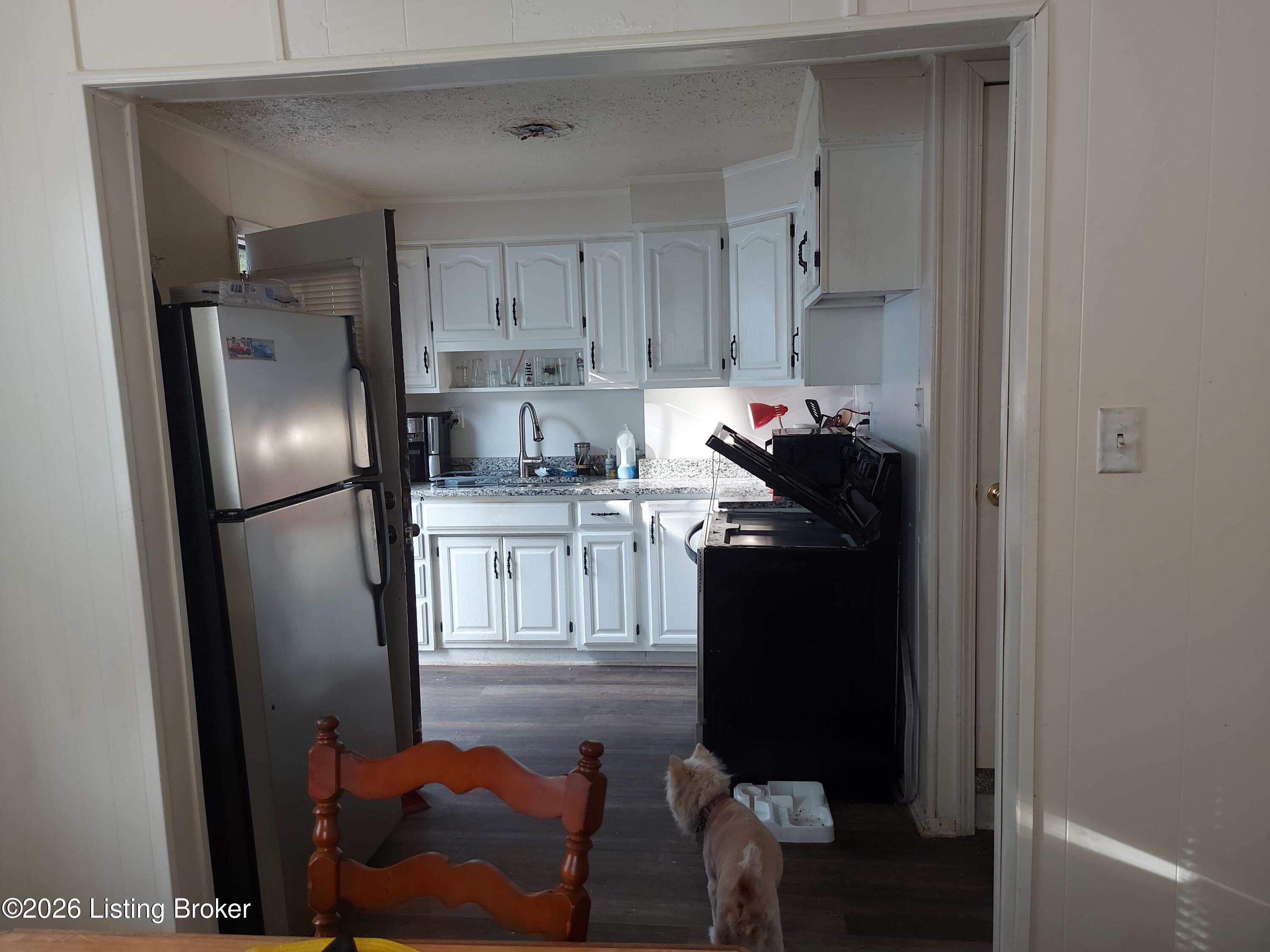 717 Compton St Property Photo 4
