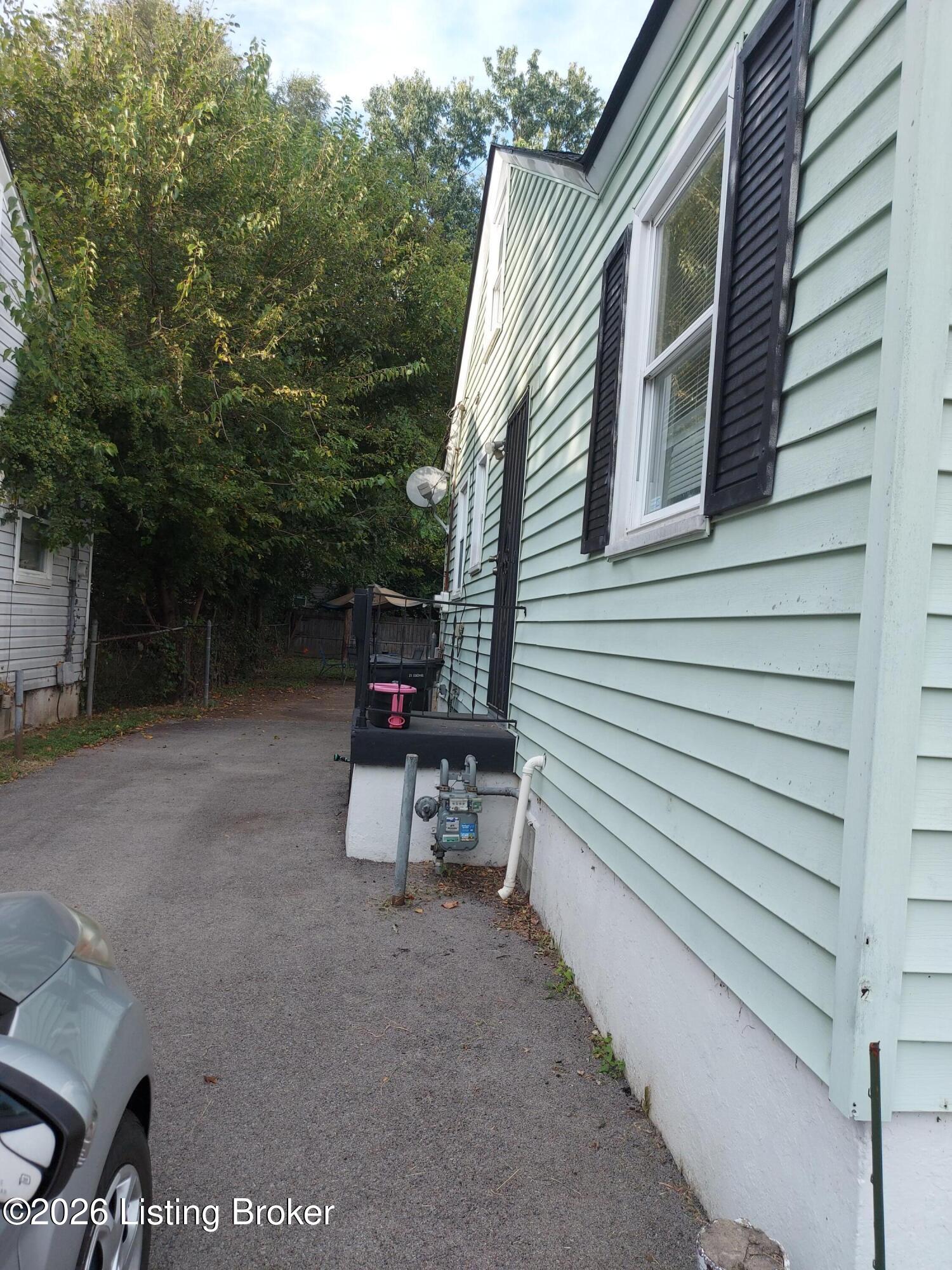 717 Compton St Property Photo 23