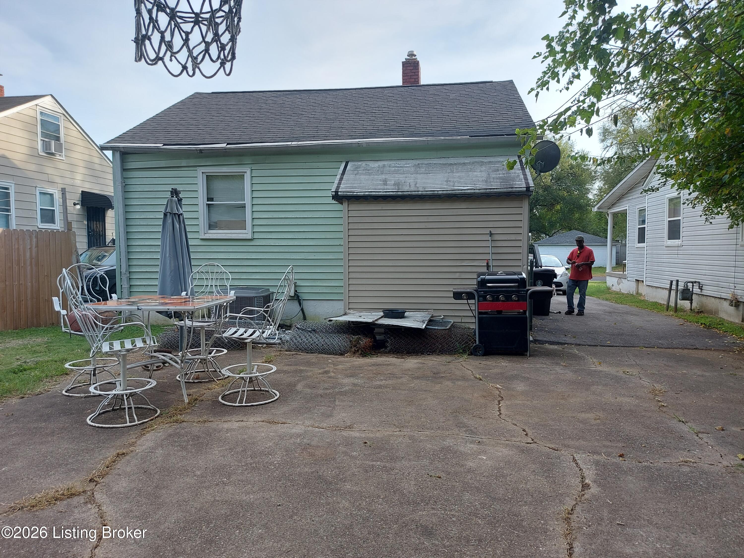 717 Compton St Property Photo 24