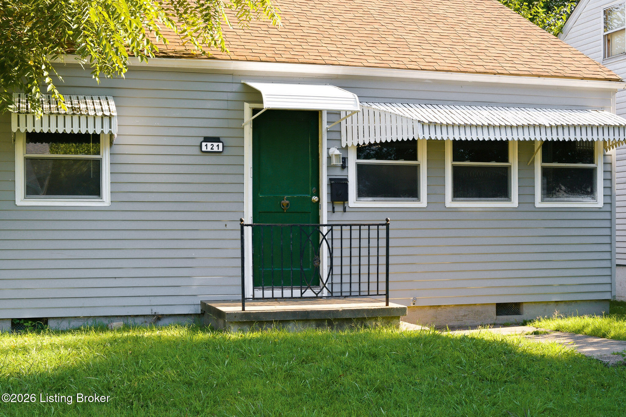 121 Freeman Ave Property Photo 3