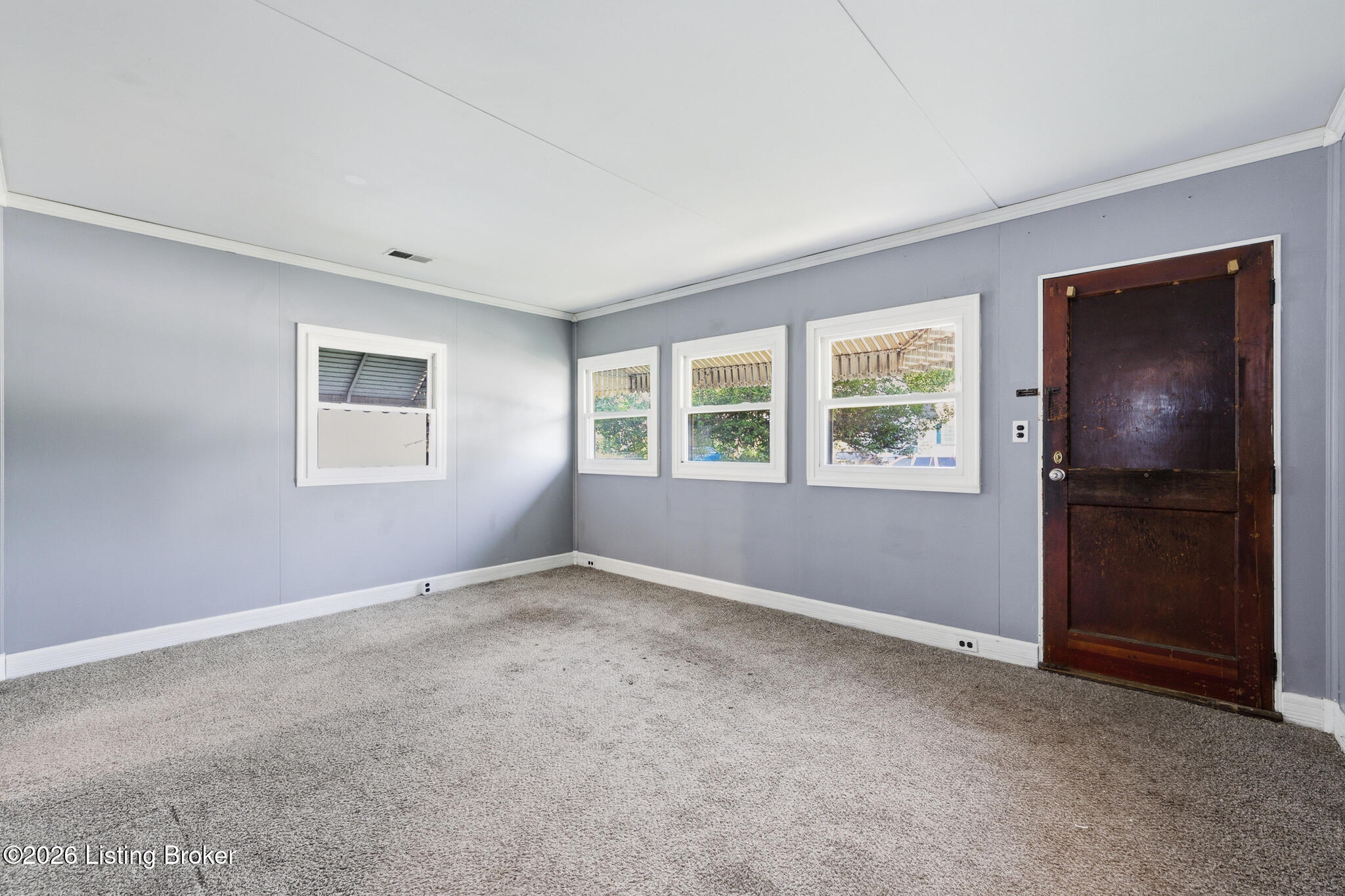 121 Freeman Ave Property Photo 4