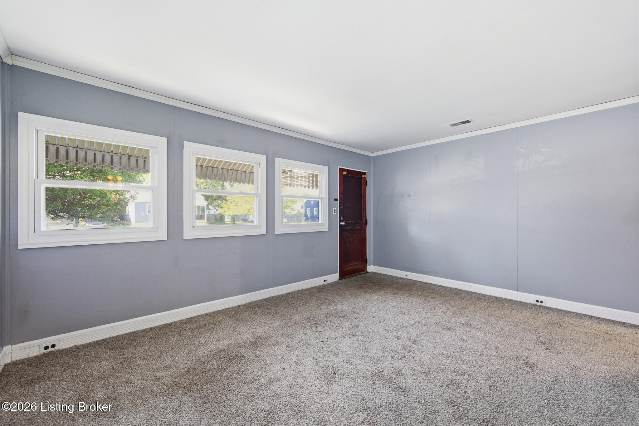 121 Freeman Ave Property Photo 5