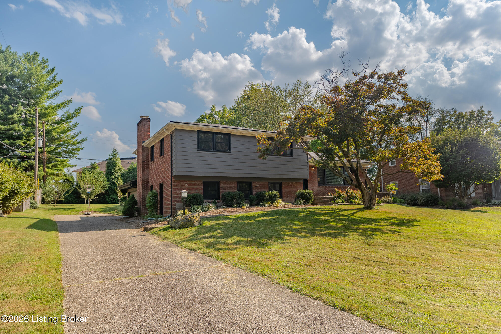 9812 Longwood Cir Property Photo 3